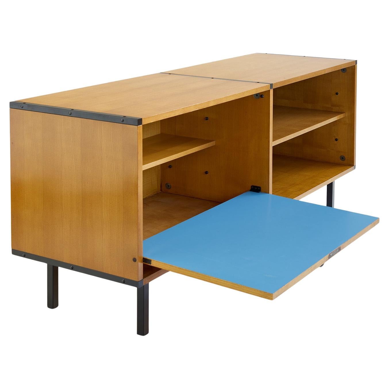 Ce buffet ARP des années 1960 a été conçu par Pierre Guariche, Joseph-André Motte et Michel Mortier, et produit par Minvielle. 

Caractérisée par son esthétique moderniste, la pièce se compose de deux modules : l'un avec une porte à barre qui