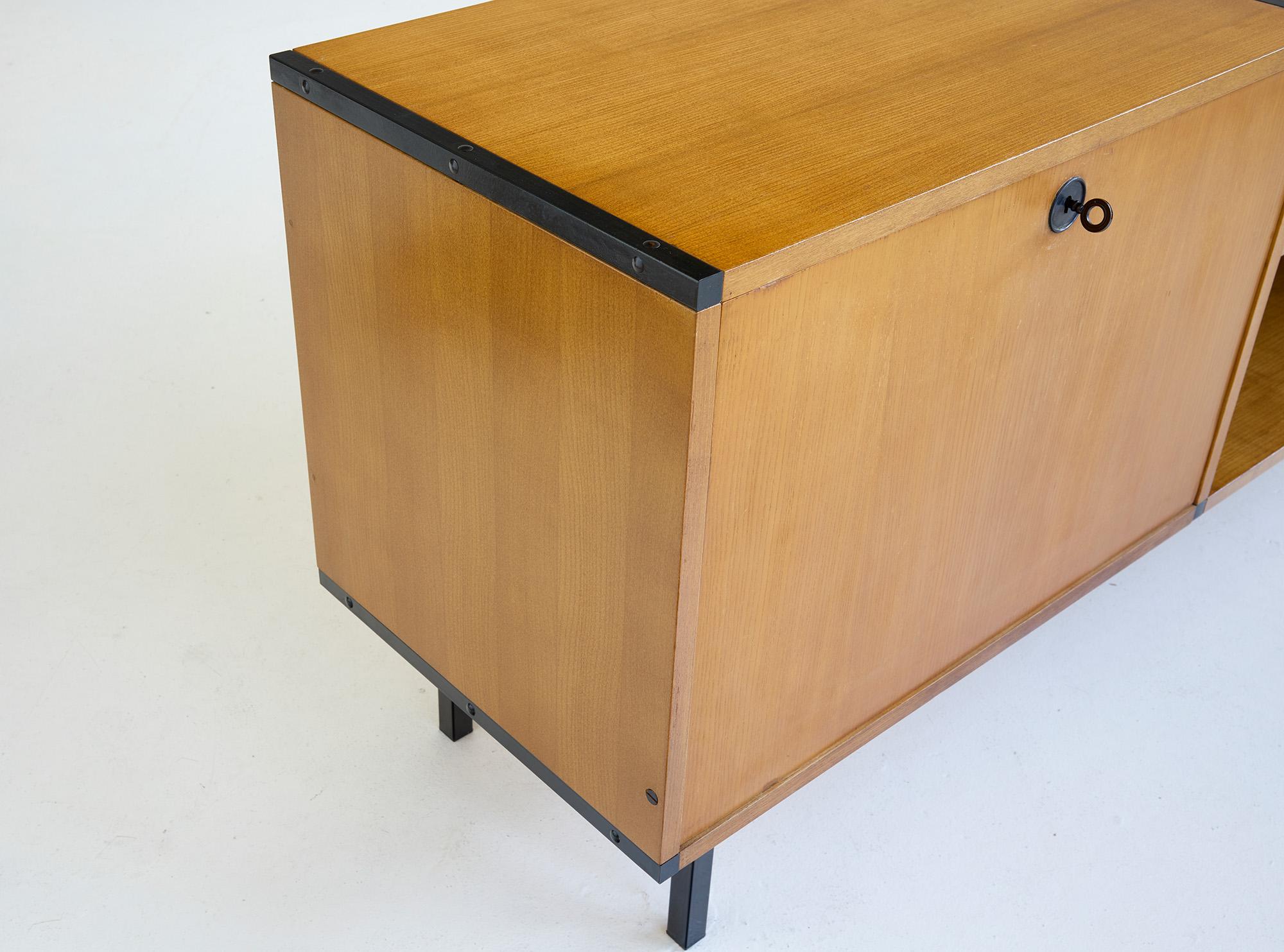 Buffet des années 1960 par ARP ( Guariche, Mortier, Motte ) pour Minvielle, France Bon état - En vente à Renens, CH