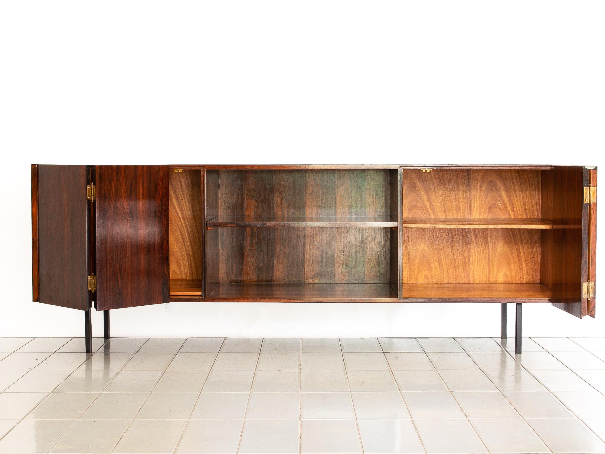 1960s Sideboard in Rosewood and Iron, Designed by Carlo Fongaro, Brazil im Zustand „Gut“ in Sao Paulo, SP