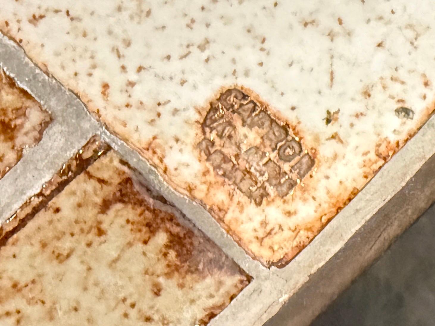 Table basse de Roger Capron (signée) avec plateau en céramique et structure en acier dans les tons de terre.  Vintage, ce qui accentue la patine du cadre en acier vieilli.  Les céramiques sont parfaites et riches en couleurs.  Fabriquée à Vallauris,