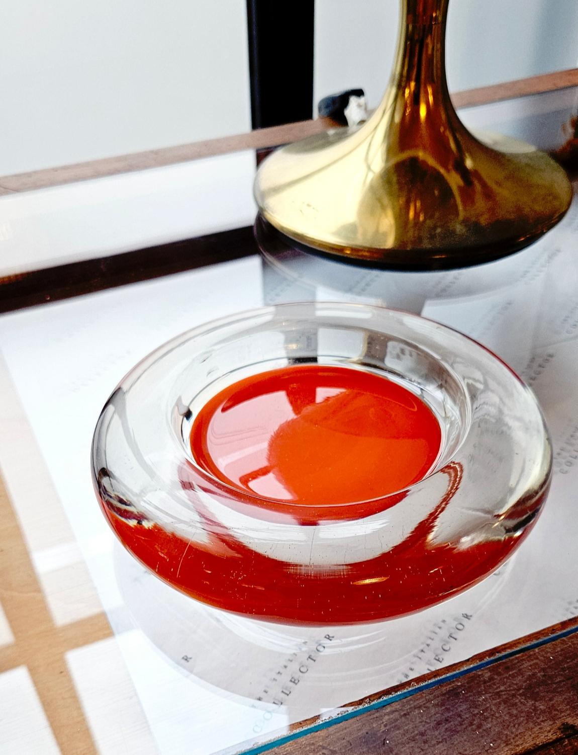 Un bol emblématique en verre de Murano de Venini. Signé Venini Italia sur la base. Soufflée à la main à Murano dans les années 1960, cette pièce présente un cœur orange opaque et un pourtour transparent. Trouvé dans une collection privée, en très