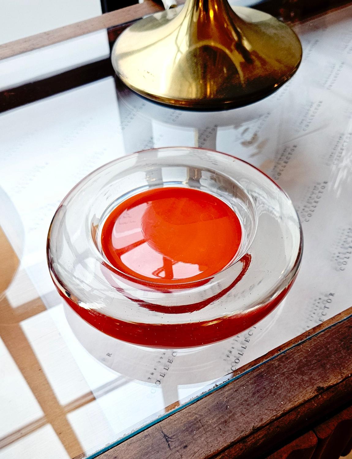 Milieu du XXe siècle 1960s Signed Venini Orange Murano Glass Bowl (bol en verre de Murano signé) en vente