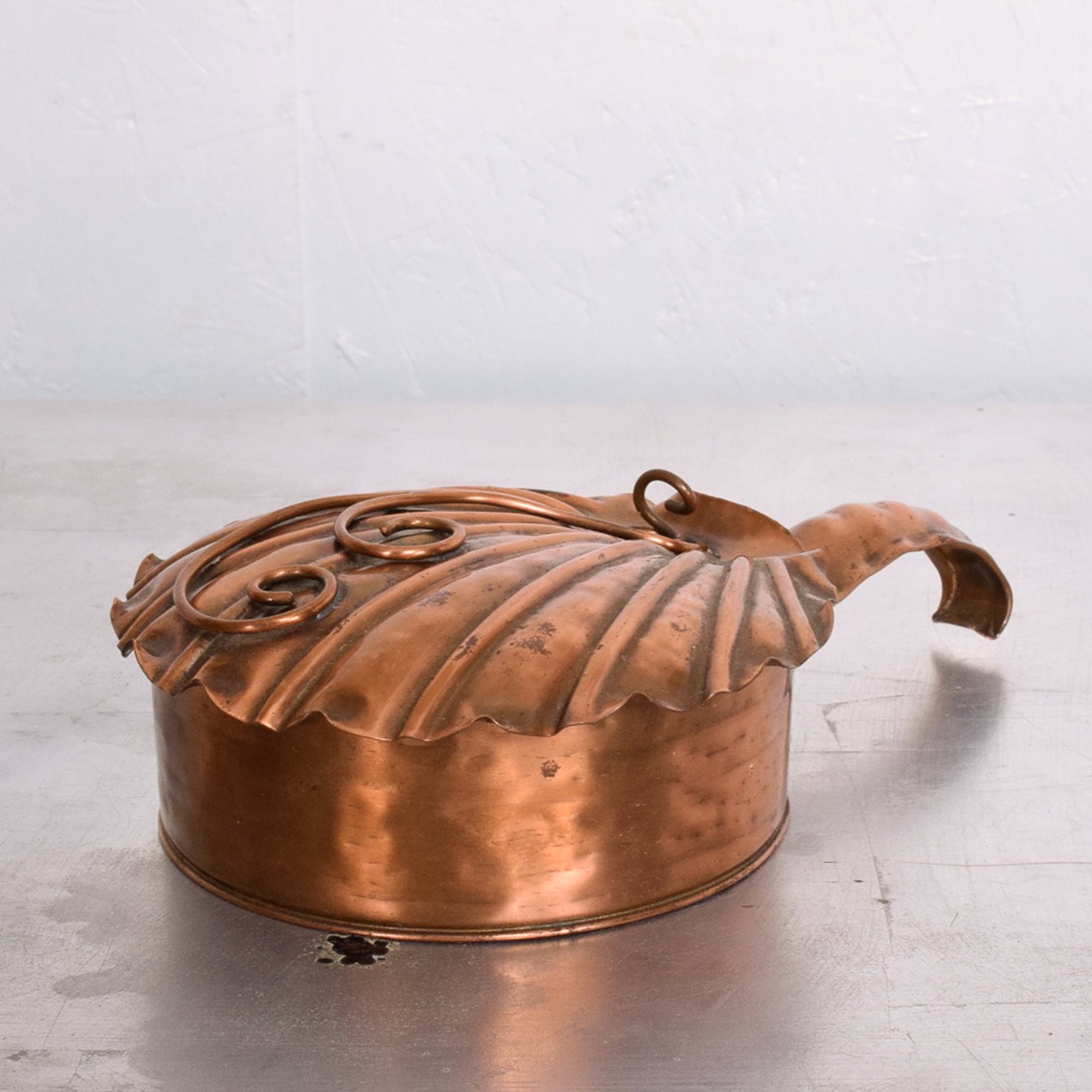 Silent Butler
ART DECO silent butler flip-top crumb catcher or ashtray
Covered hinged dish in hand hammered Gregorian Solid Copper 1960s
2.5 in H. x 5.5 in. x W x 9 in. D
Original vintage unrestored condition. Wear consistent with age and use. Minor