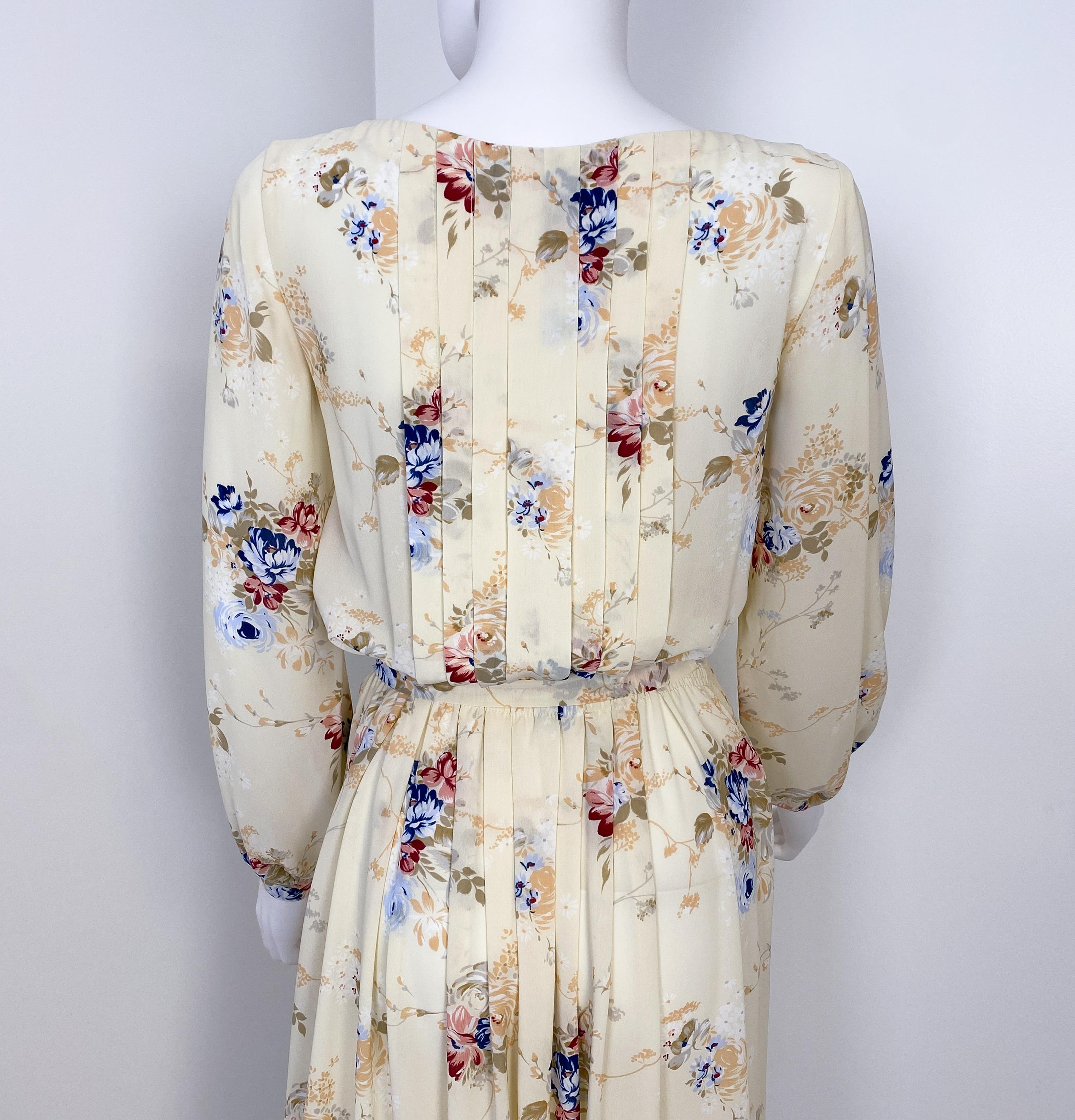 1960er Jahre Seidiges Viskose Cocktailkleid mit Blumenmuster Größe 8/10 im Angebot 8