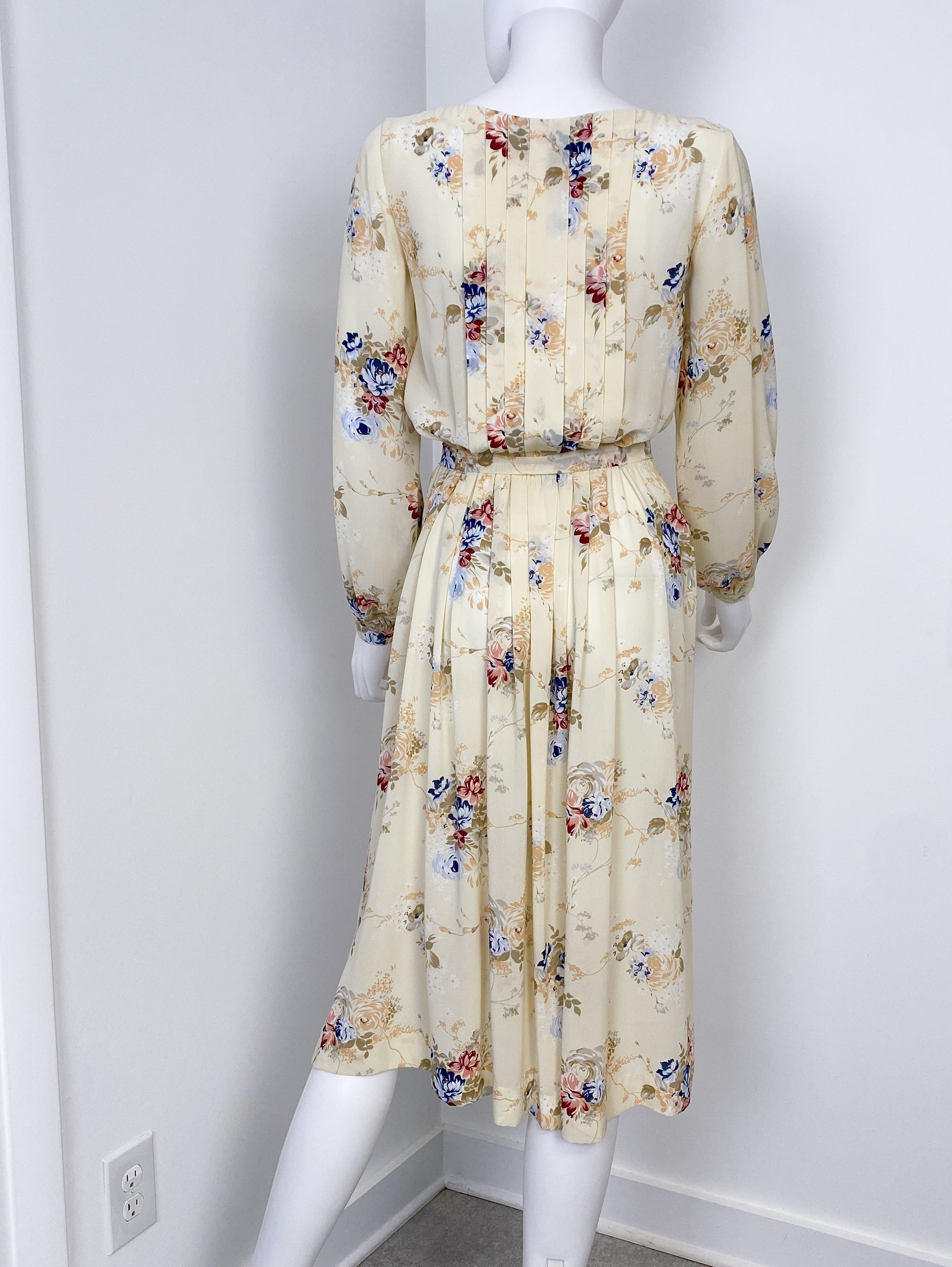 1960er Jahre Seidiges Viskose Cocktailkleid mit Blumenmuster Größe 8/10 im Angebot 9