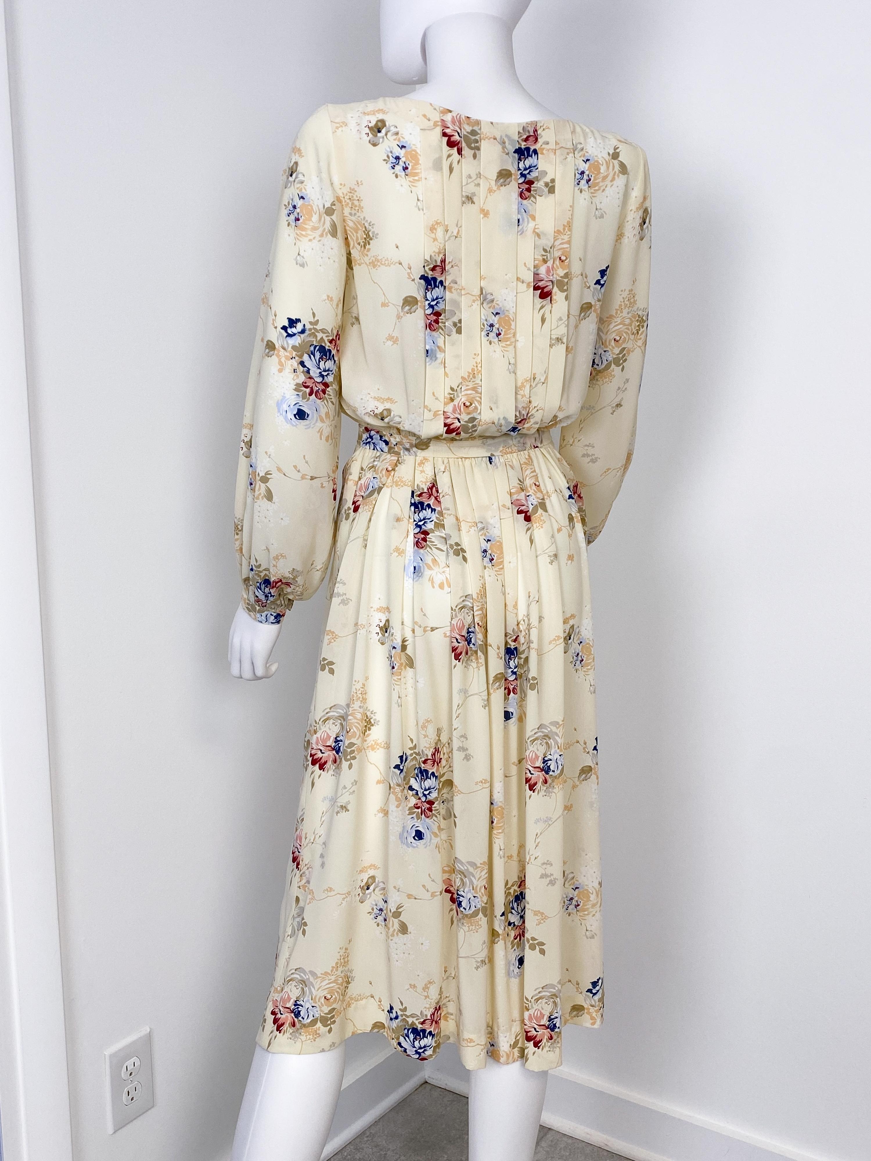 1960er Jahre Seidiges Viskose Cocktailkleid mit Blumenmuster Größe 8/10 im Angebot 10