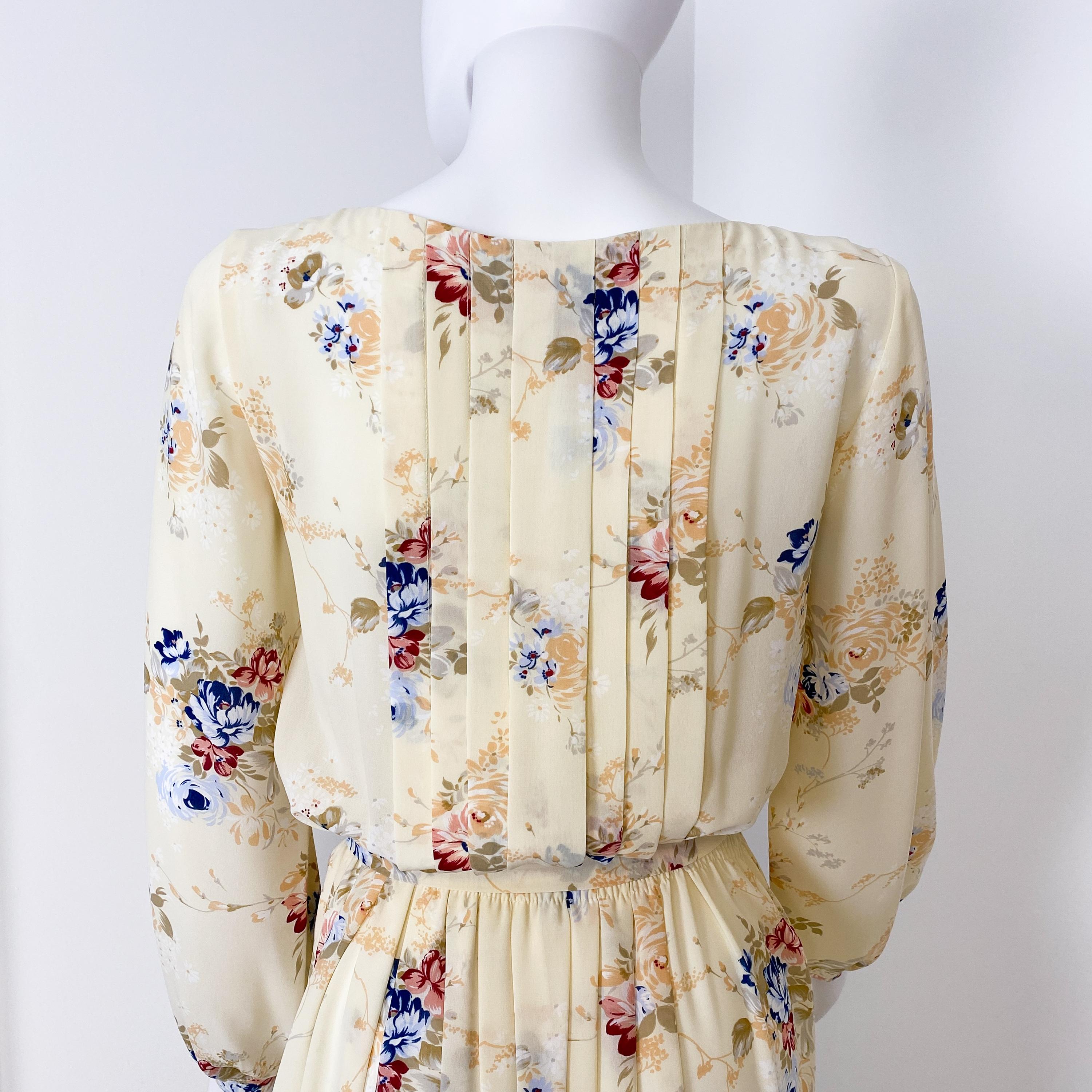 1960er Jahre Seidiges Viskose Cocktailkleid mit Blumenmuster Größe 8/10 im Angebot 11