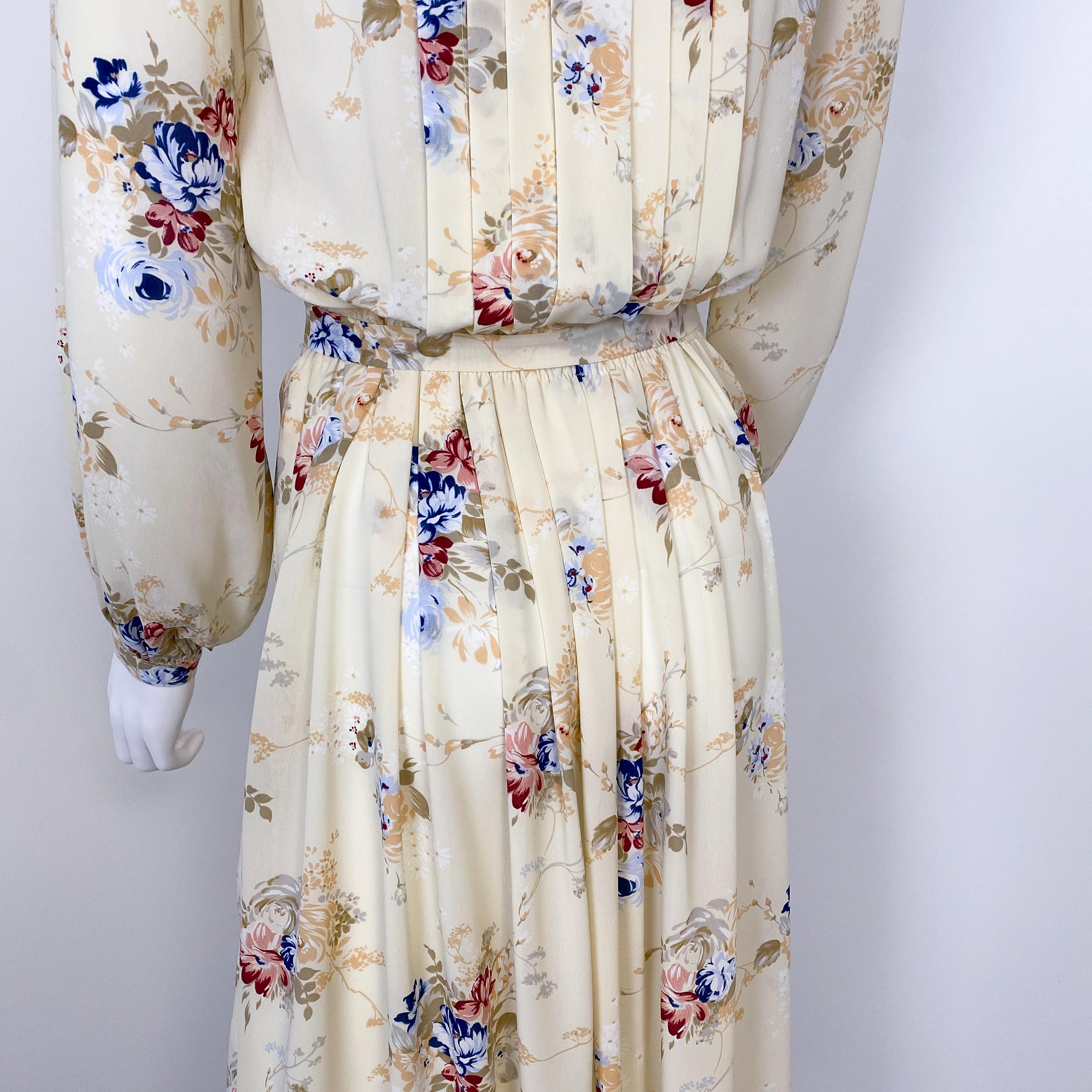 1960er Jahre Seidiges Viskose Cocktailkleid mit Blumenmuster Größe 8/10 im Angebot 12