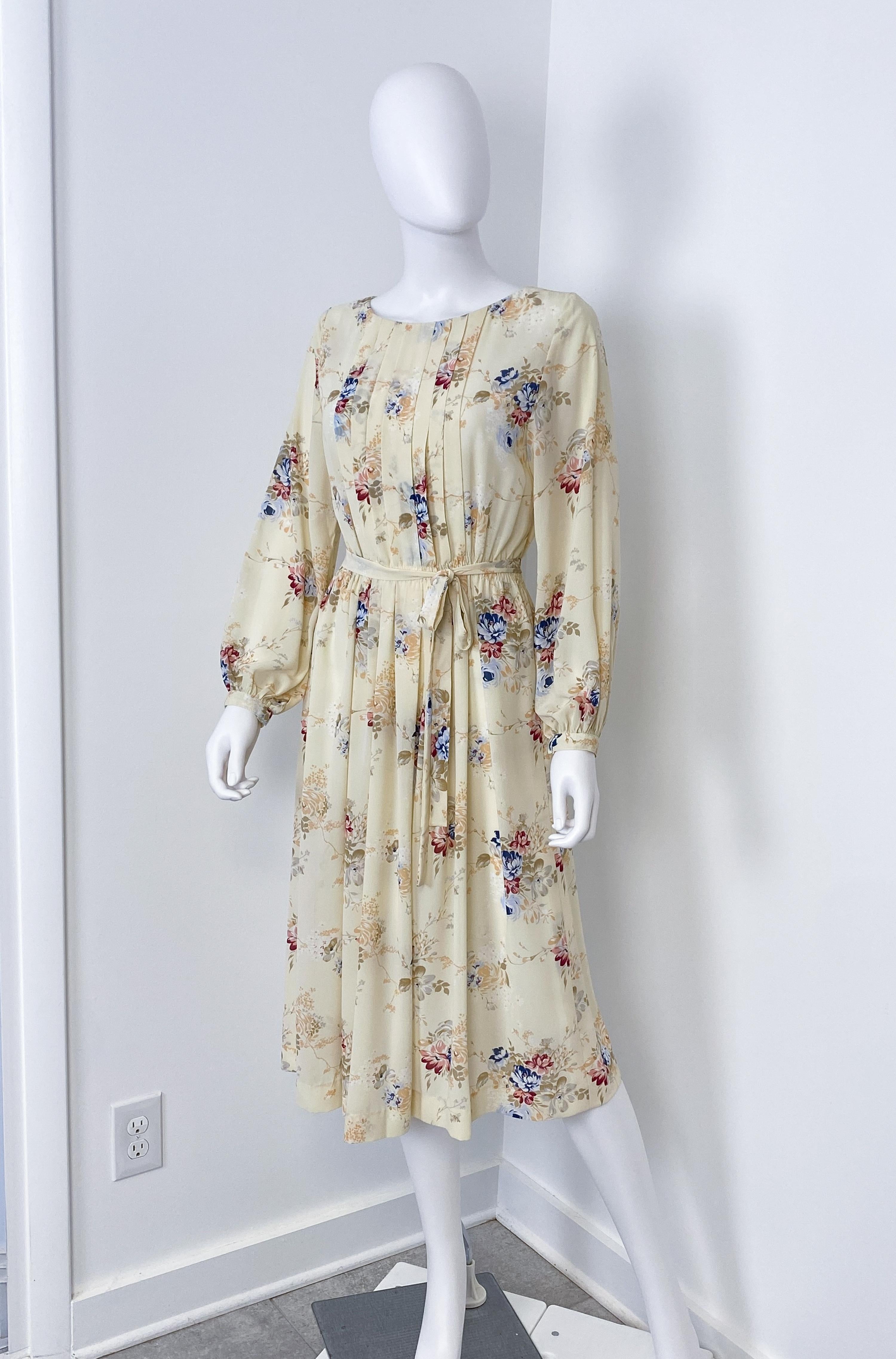 1960er Jahre Seidiges Viskose Cocktailkleid mit Blumenmuster Größe 8/10 (Grau) im Angebot