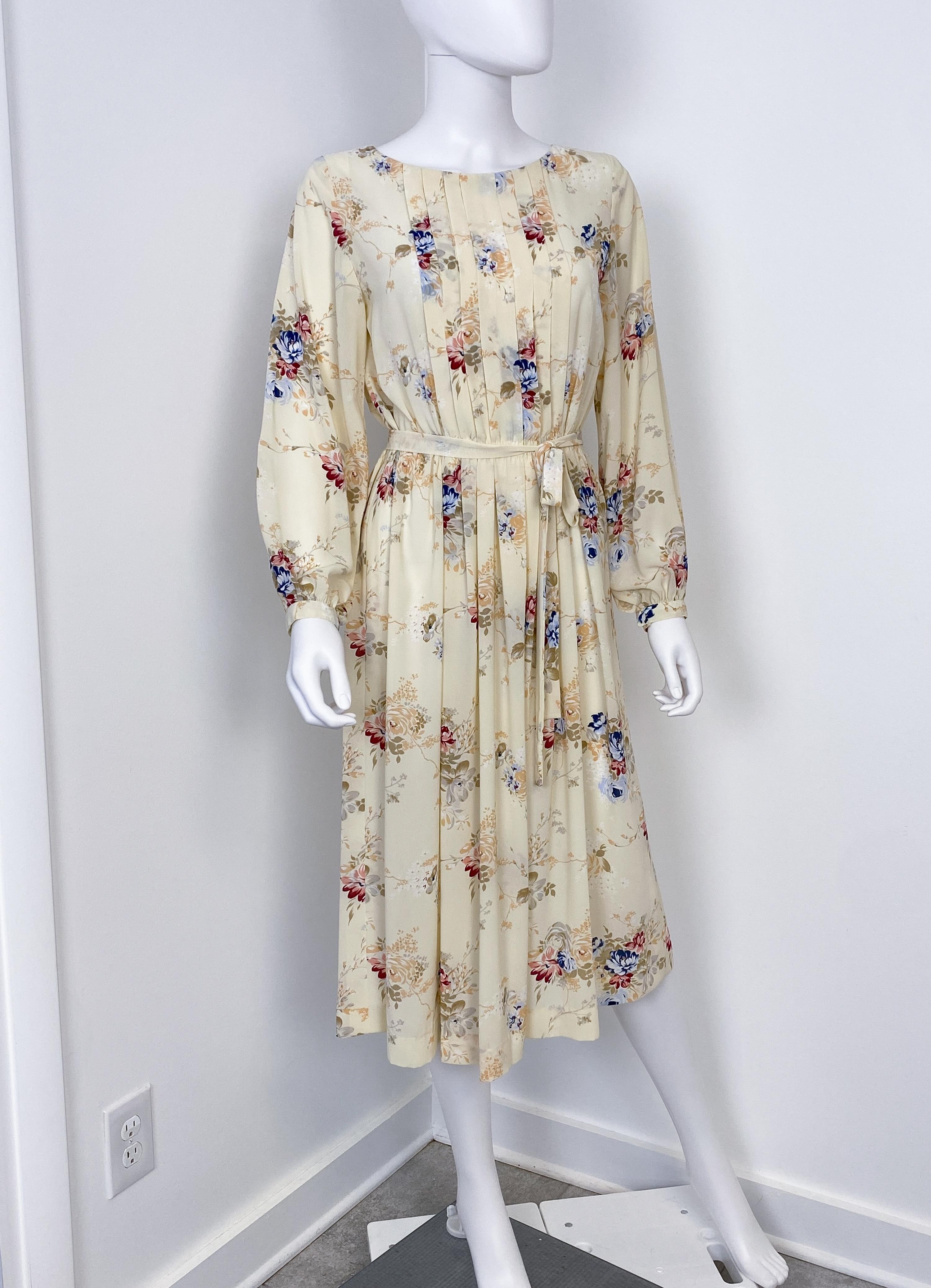 1960er Jahre Seidiges Viskose Cocktailkleid mit Blumenmuster Größe 8/10 im Zustand „Gut“ im Angebot in Atlanta, GA