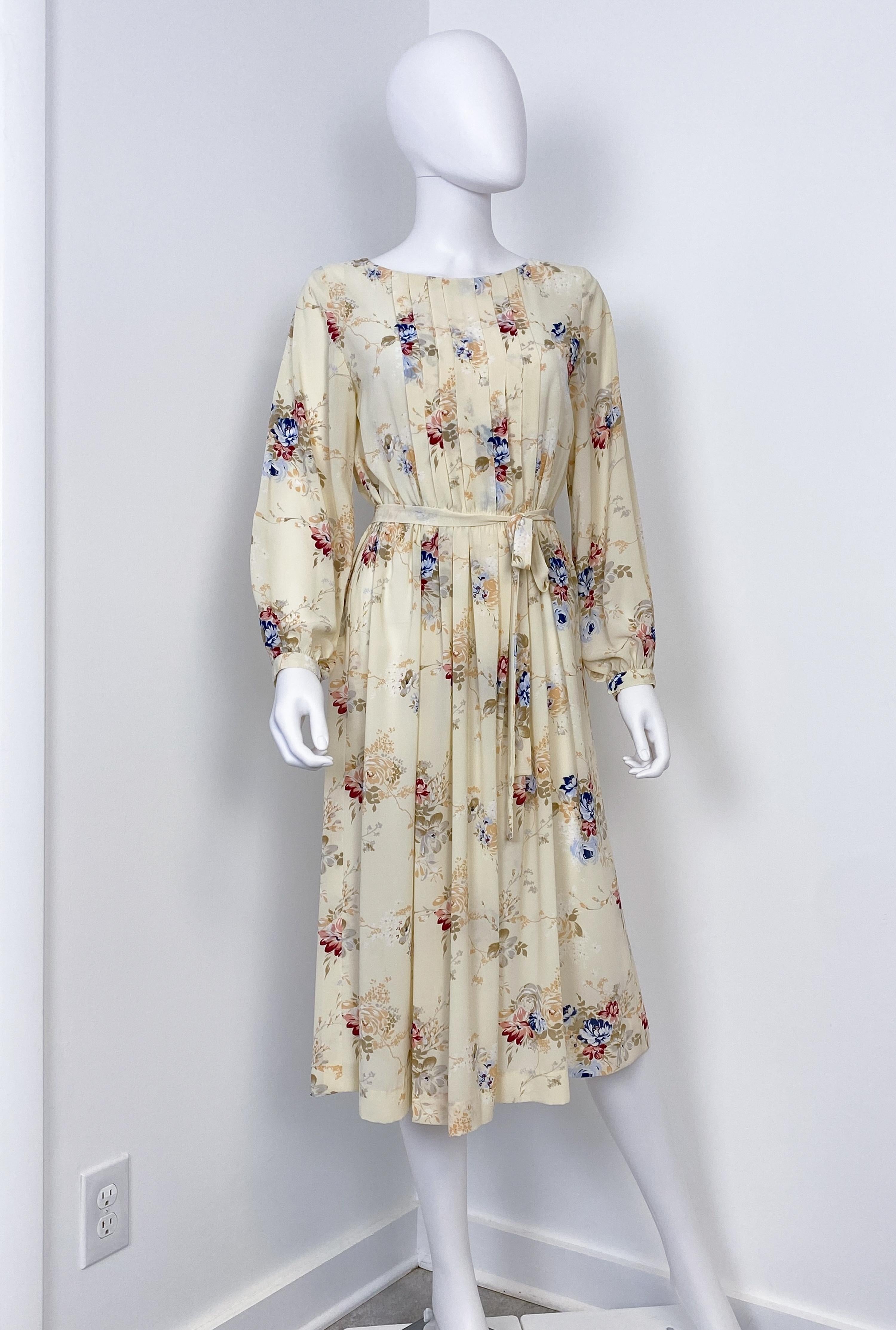 1960er Jahre Seidiges Viskose Cocktailkleid mit Blumenmuster Größe 8/10 Damen im Angebot