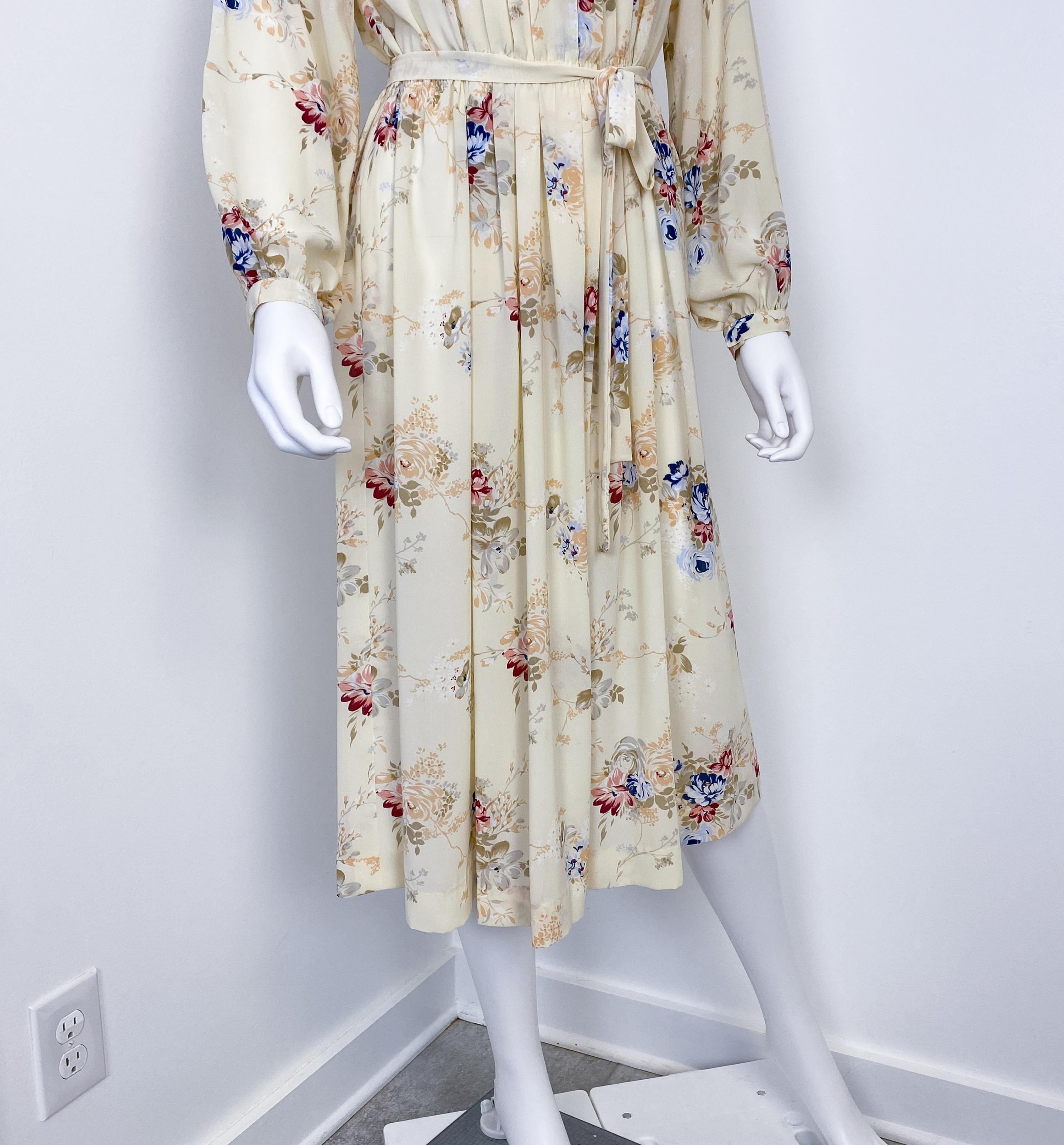 1960er Jahre Seidiges Viskose Cocktailkleid mit Blumenmuster Größe 8/10 im Angebot 3