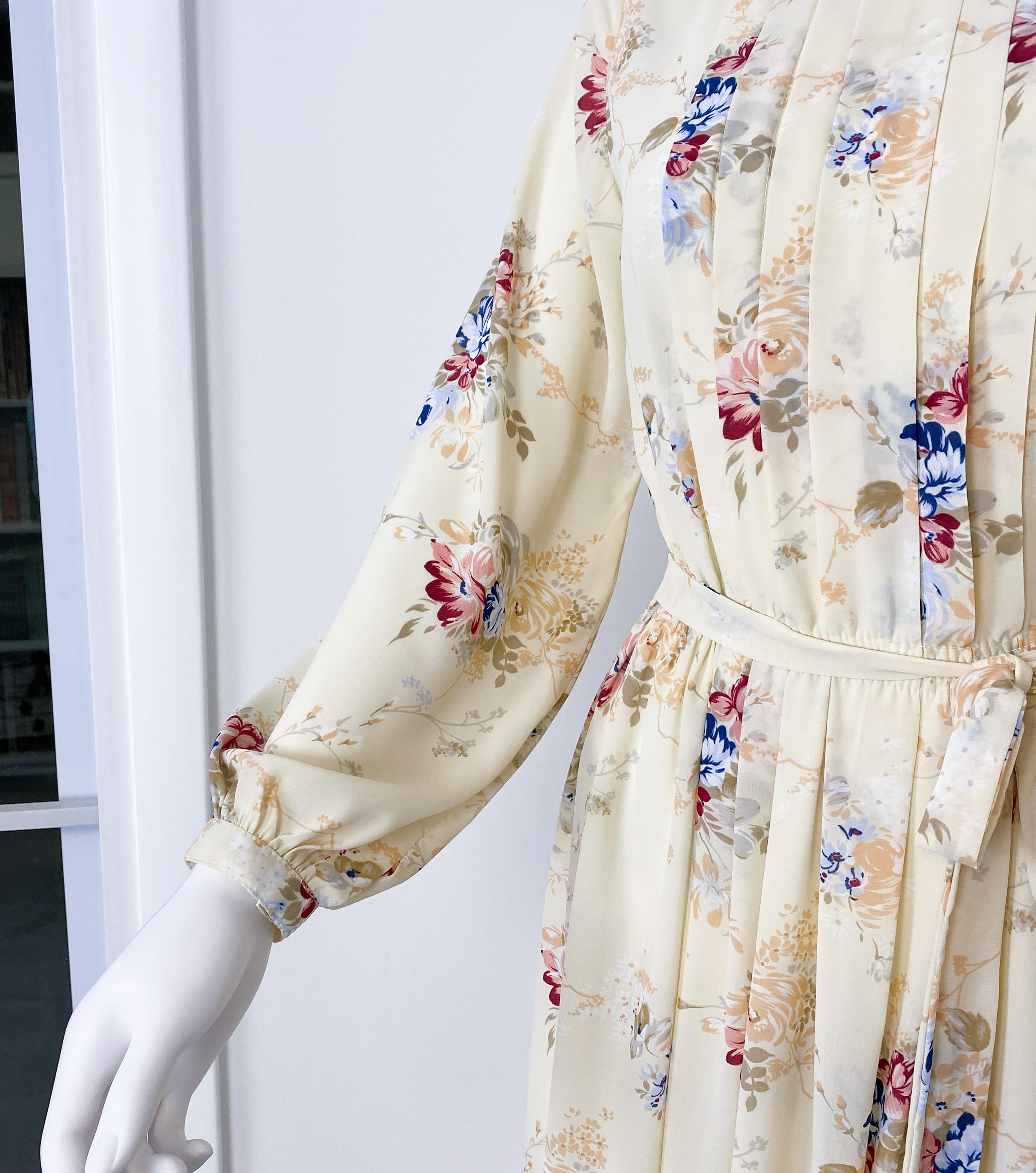 1960er Jahre Seidiges Viskose Cocktailkleid mit Blumenmuster Größe 8/10 im Angebot 4