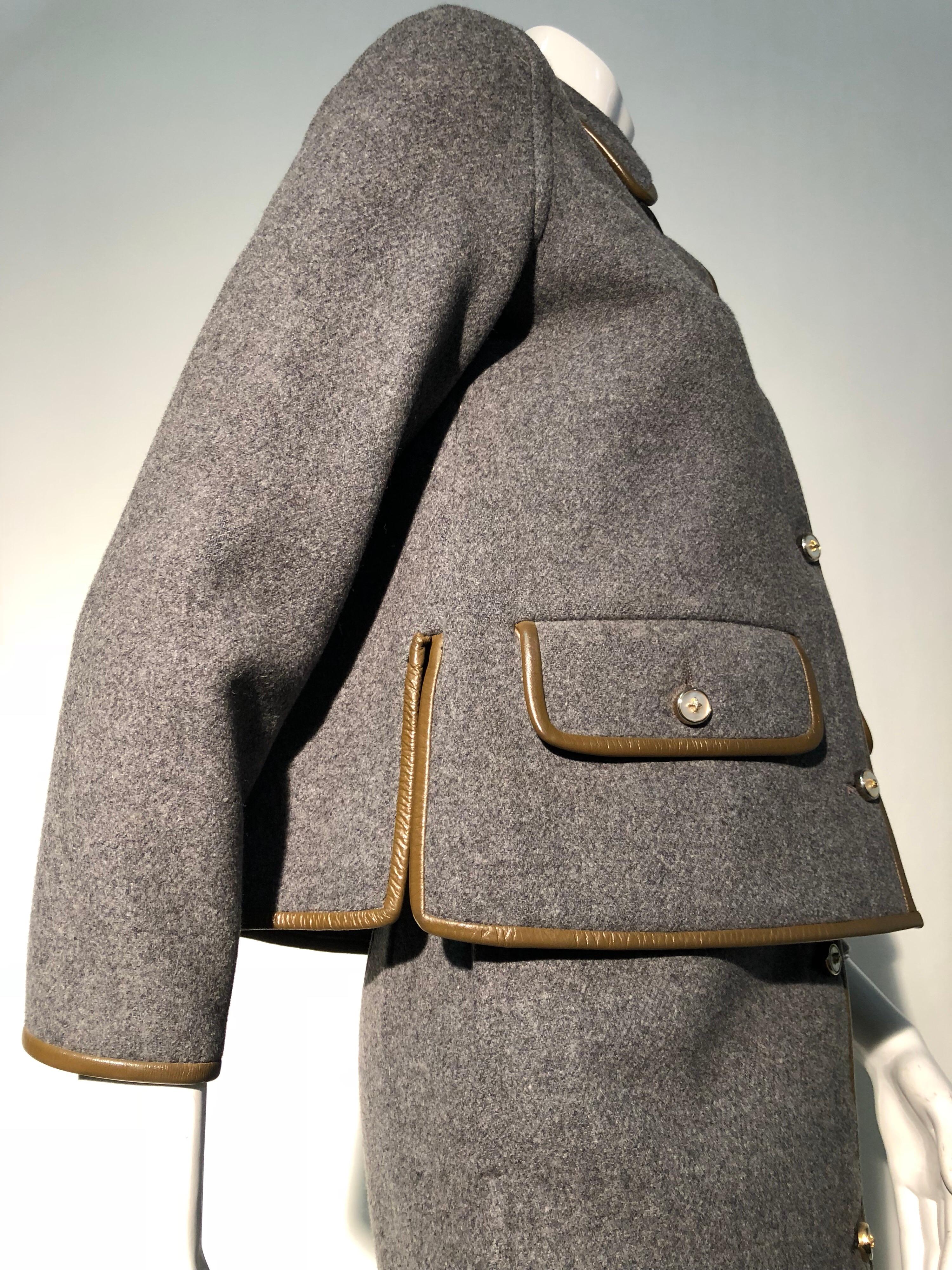 Tailleur jupe en laine grise avec bordure en cuir marron Sills by Bonnie Cashin, années 1960 en vente 1
