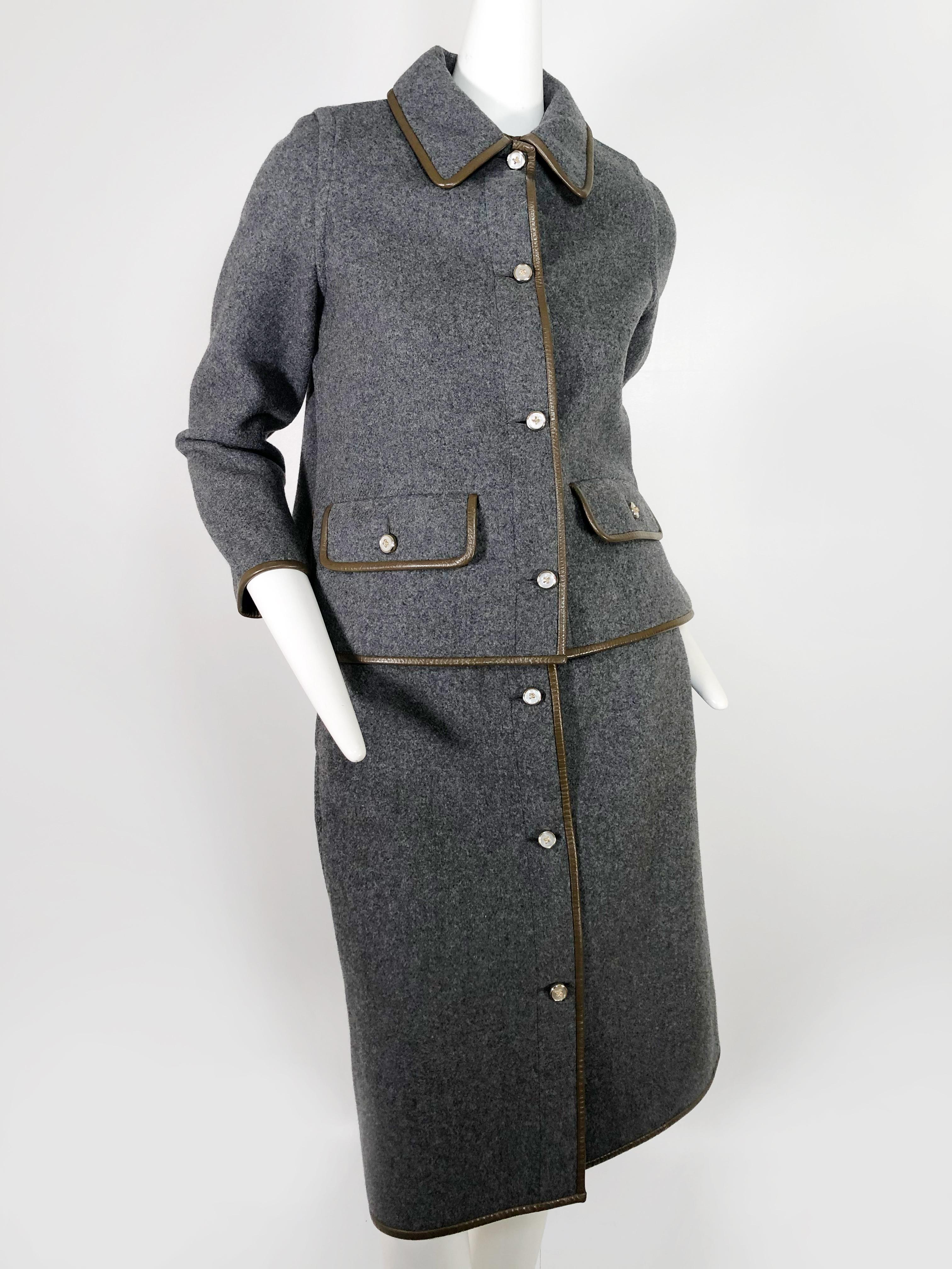 Noir Tailleur jupe en laine grise avec bordure en cuir marron Sills by Bonnie Cashin, années 1960 en vente