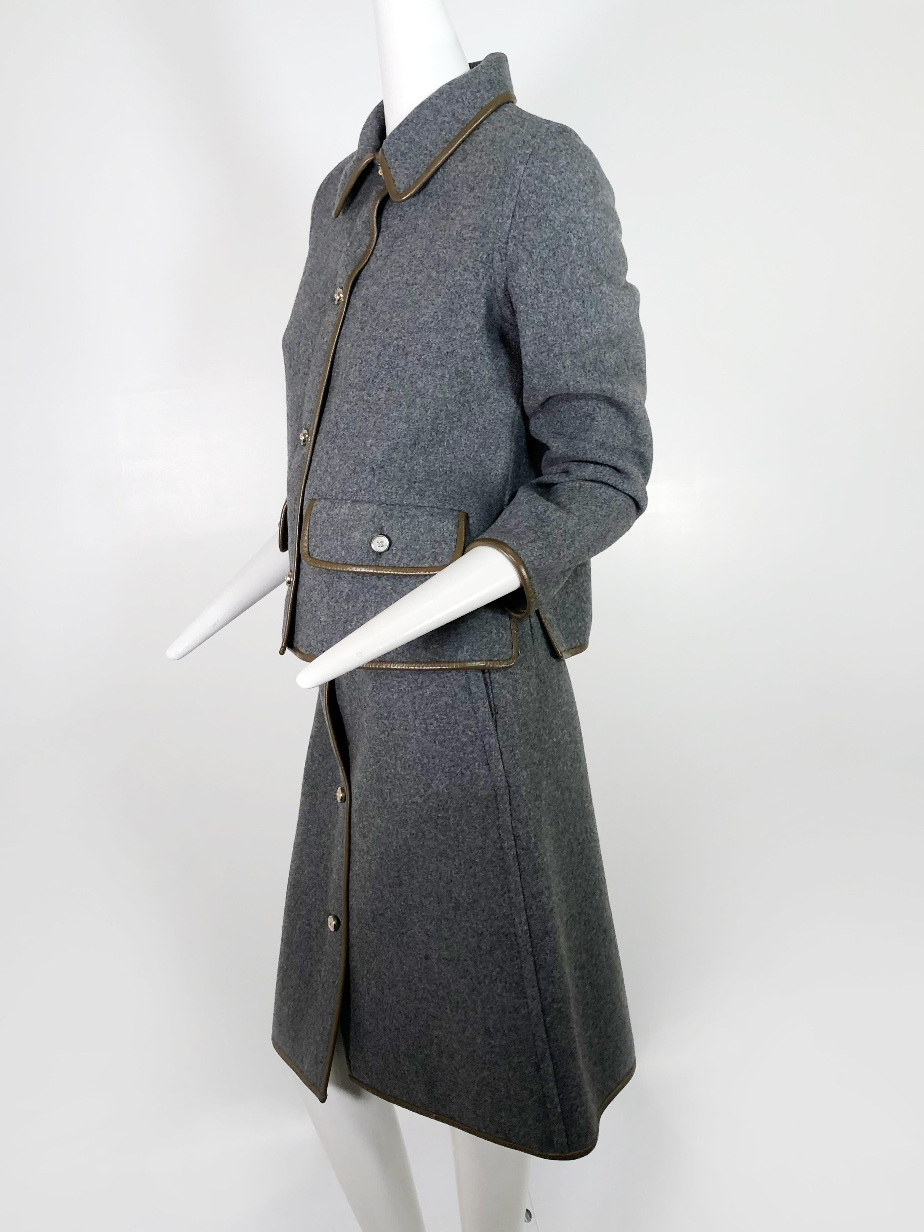 Tailleur jupe en laine grise avec bordure en cuir marron Sills by Bonnie Cashin, années 1960 Excellent état - En vente à Gresham, OR
