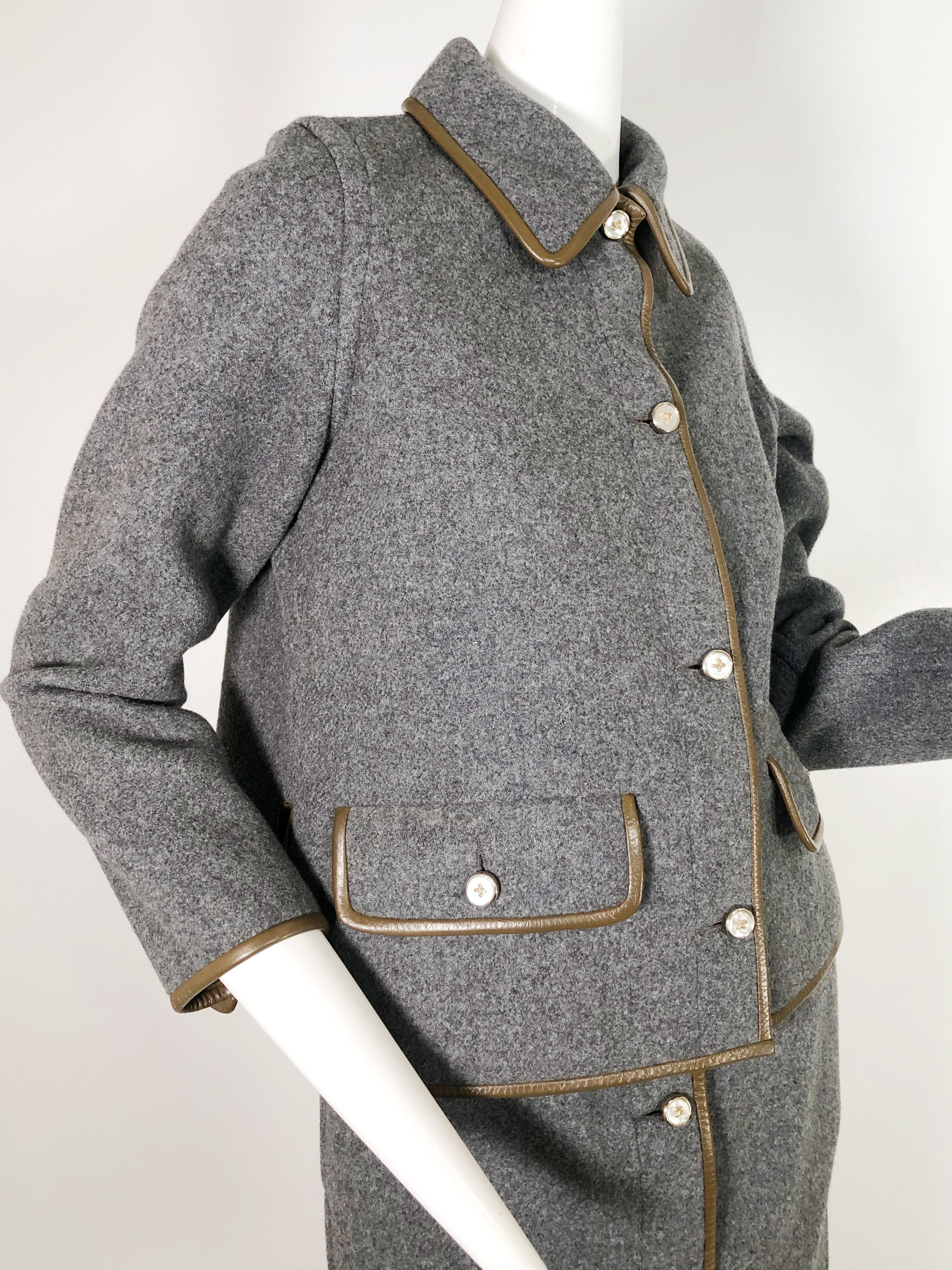 Tailleur jupe en laine grise avec bordure en cuir marron Sills by Bonnie Cashin, années 1960 en vente 3