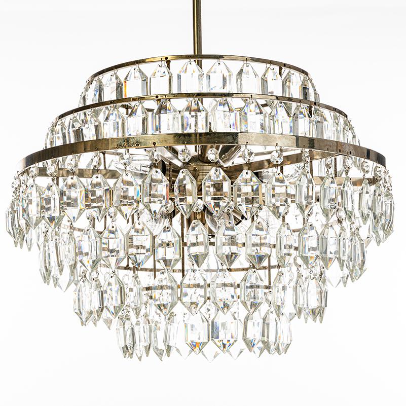 Stunning chandelier by Bakalowits and Sohne with in total 311 faceted crystal glass elements (187 gem-shaped crystals and 124 small diamond-shaped crystals) and 1 tier silver-plated brass frame with 6 rings attached.

The top ring 1= solo 27