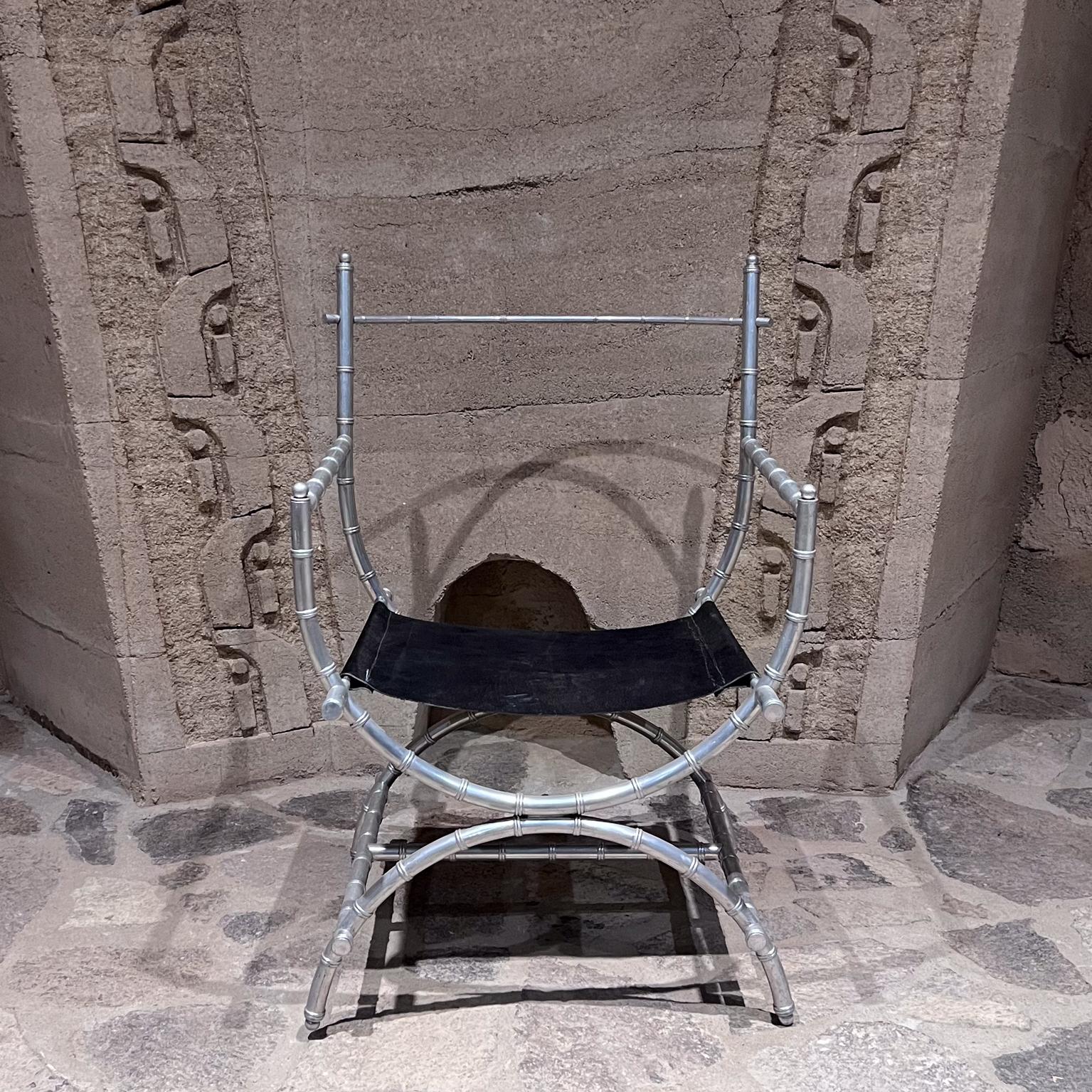 1960er Jahre Atemberaubende Aluminium Faux Bamboo Akzent Sessel
Stil von Frank Kyle mexikanischer Modernismus in seiner schönsten Form.
34,75 H x 24 B x 22 T Sitzfläche 14,25 H, Armlehne 25,25
Originaler unrestaurierter gebrauchter