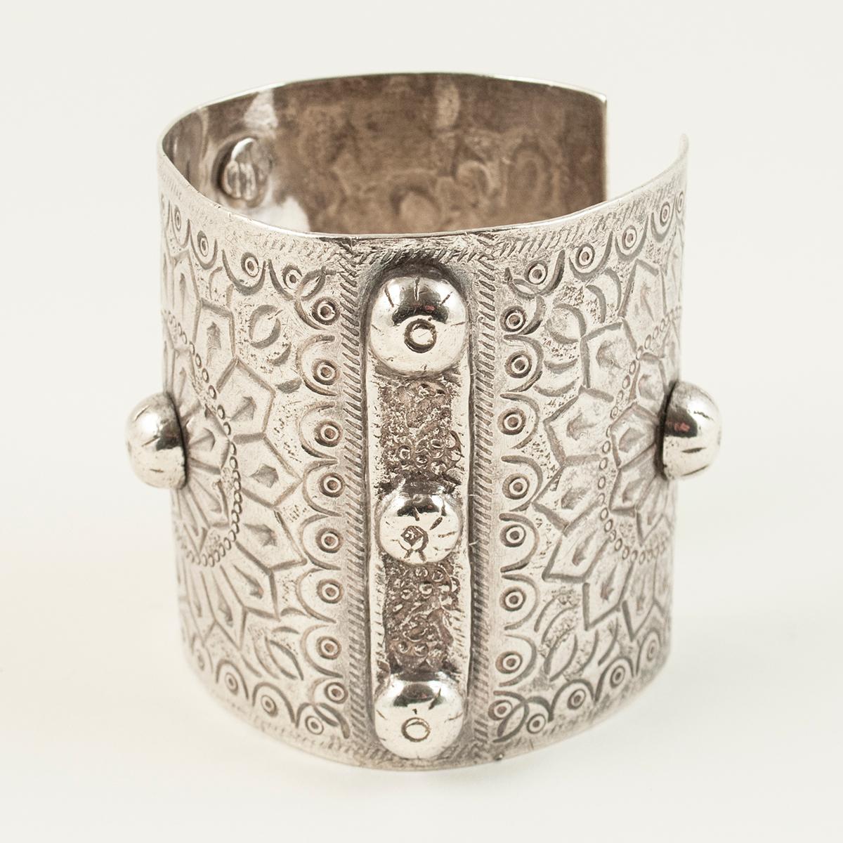 1960s silver tribal cuff, Siwa Oasis, Egypt

A traditional cuff from Siwa Oasis with a sun motif. The three part silver hallmark indicates, from left to right: a purity of 800, the lotus, which is used for all pieces made after 1946, and the Arabic