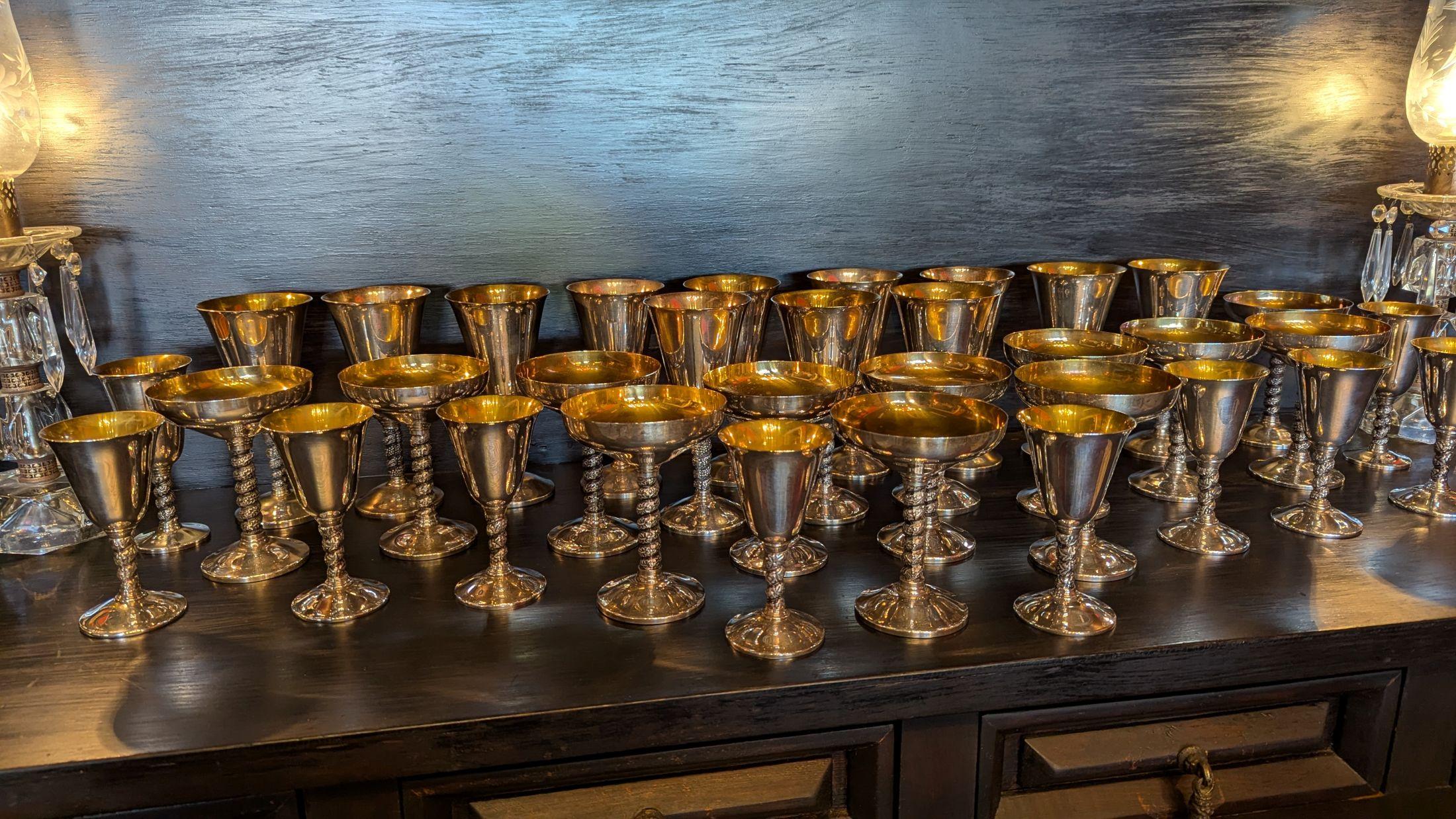 Service de verres à pied en métal argenté de 36 pièces, 12 couverts de 3 verres de vin, eau, champagne. Le vin mesure 5,25