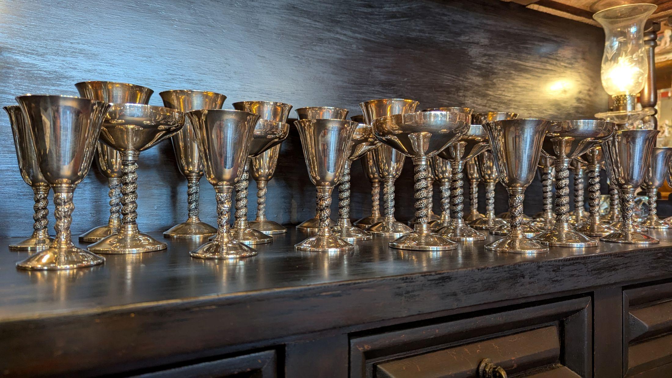 Hollywood Regency Service de verres à pied en métal argenté des années 1960 - 36 pièces en vente