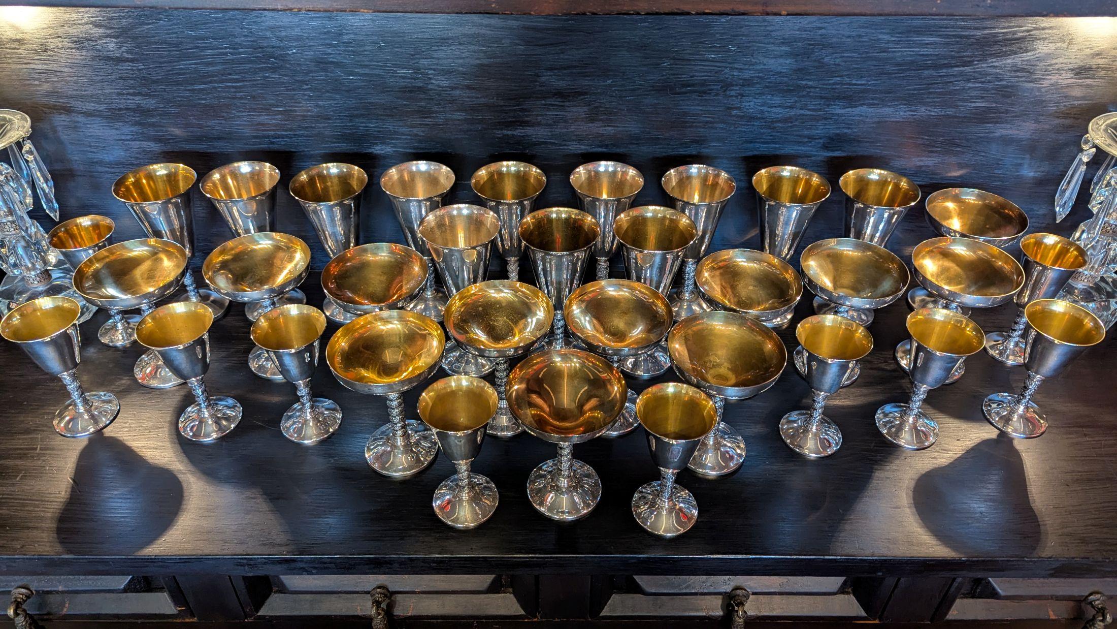 Espagnol Service de verres à pied en métal argenté des années 1960 - 36 pièces en vente