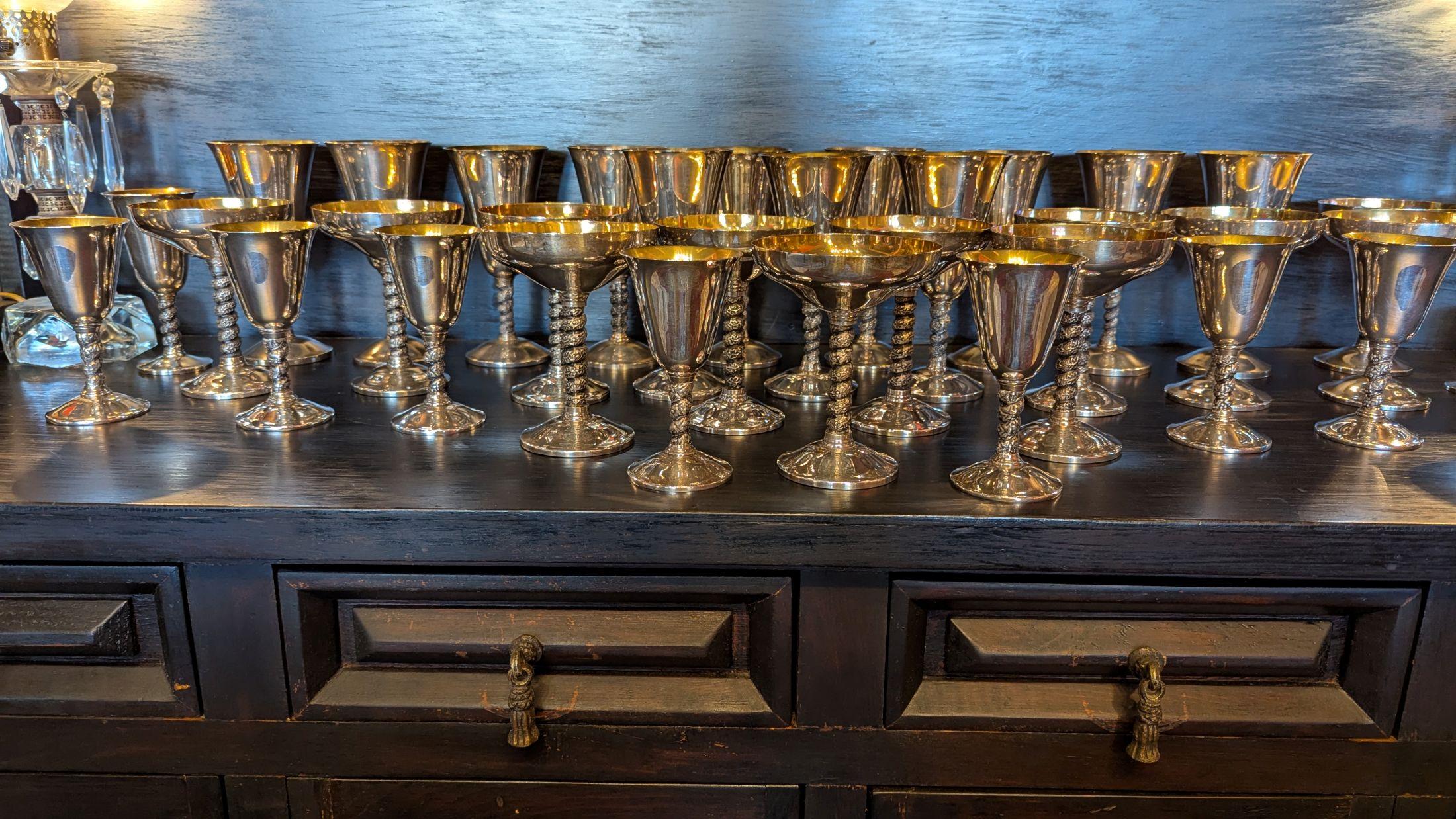 Service de verres à pied en métal argenté des années 1960 - 36 pièces Bon état - En vente à Pueblo, CO
