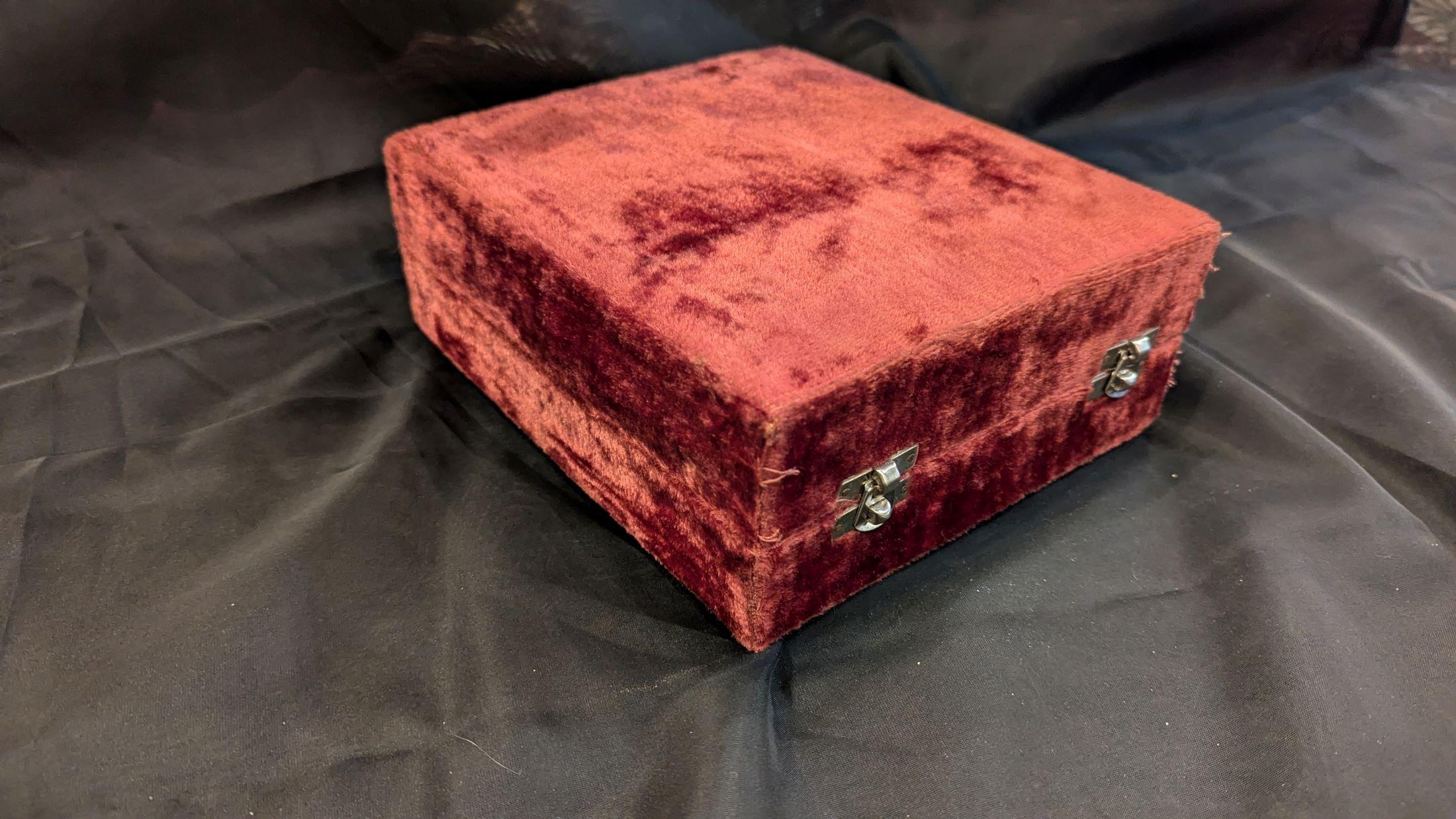 Hollywood Regency Silberblech Hochzeit / Jahrestag Toasting Tassen in Original-Samt gefüttert Box.  Die Radierung auf diese sind schön, zwei der vier sind in Original-Zellophan verpackt und die Samt-Box ist in ausgezeichnetem Zustand, kein