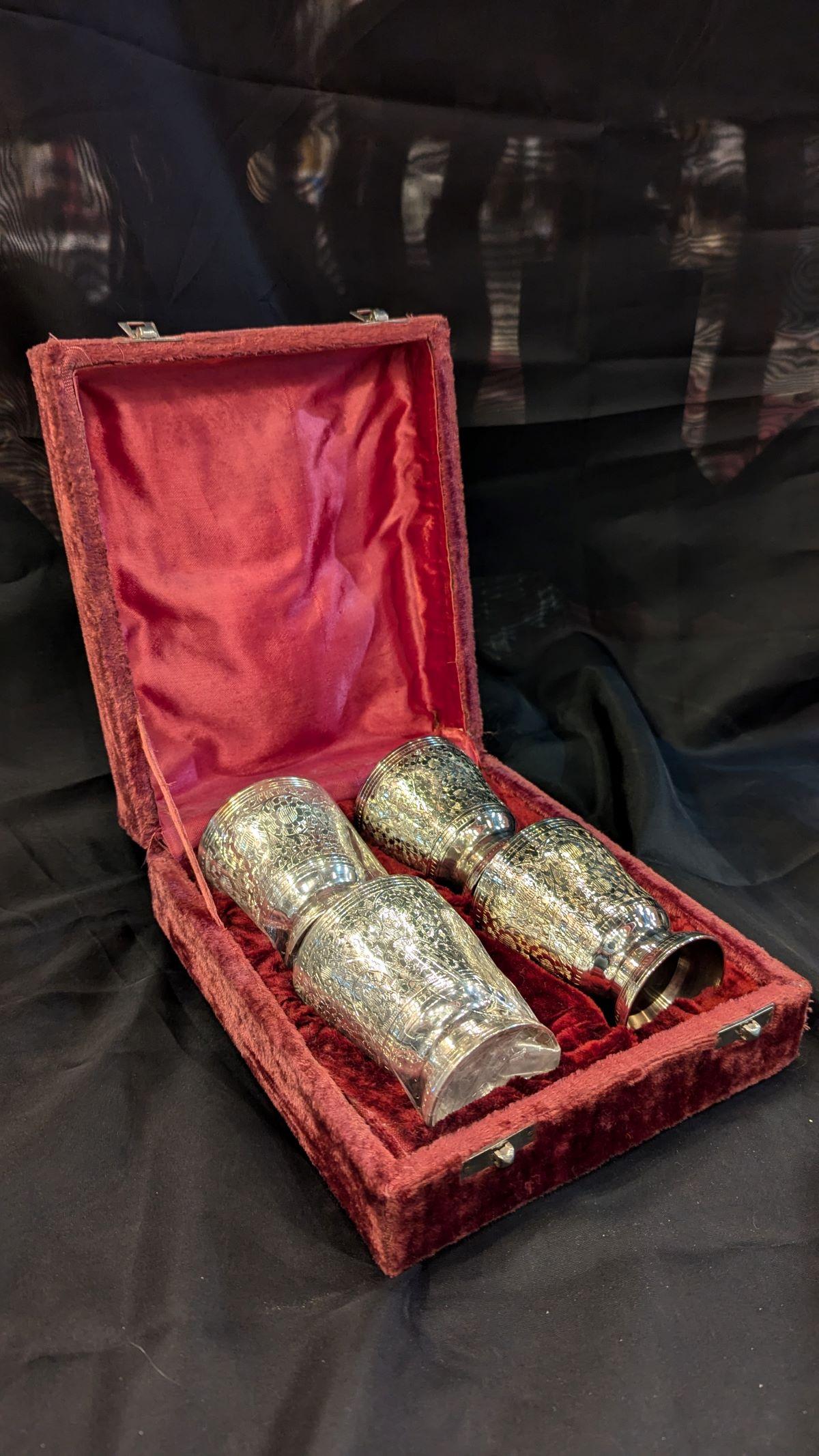 1960er Jahre Silberblech Hochzeit/Anniversary Cups - 5 Stück (Hollywood Regency) im Angebot