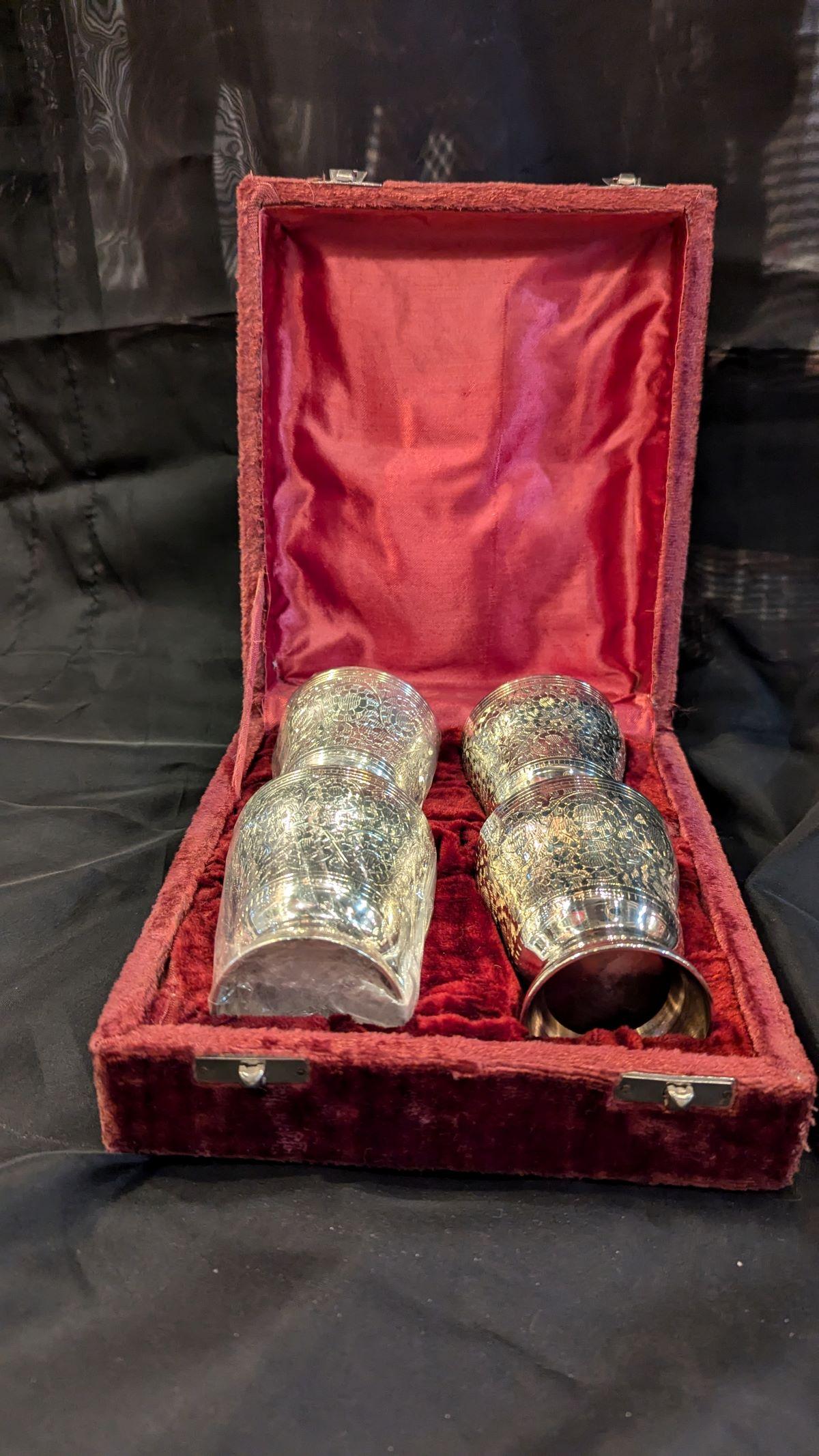 1960er Jahre Silberblech Hochzeit/Anniversary Cups - 5 Stück (Spanisch) im Angebot