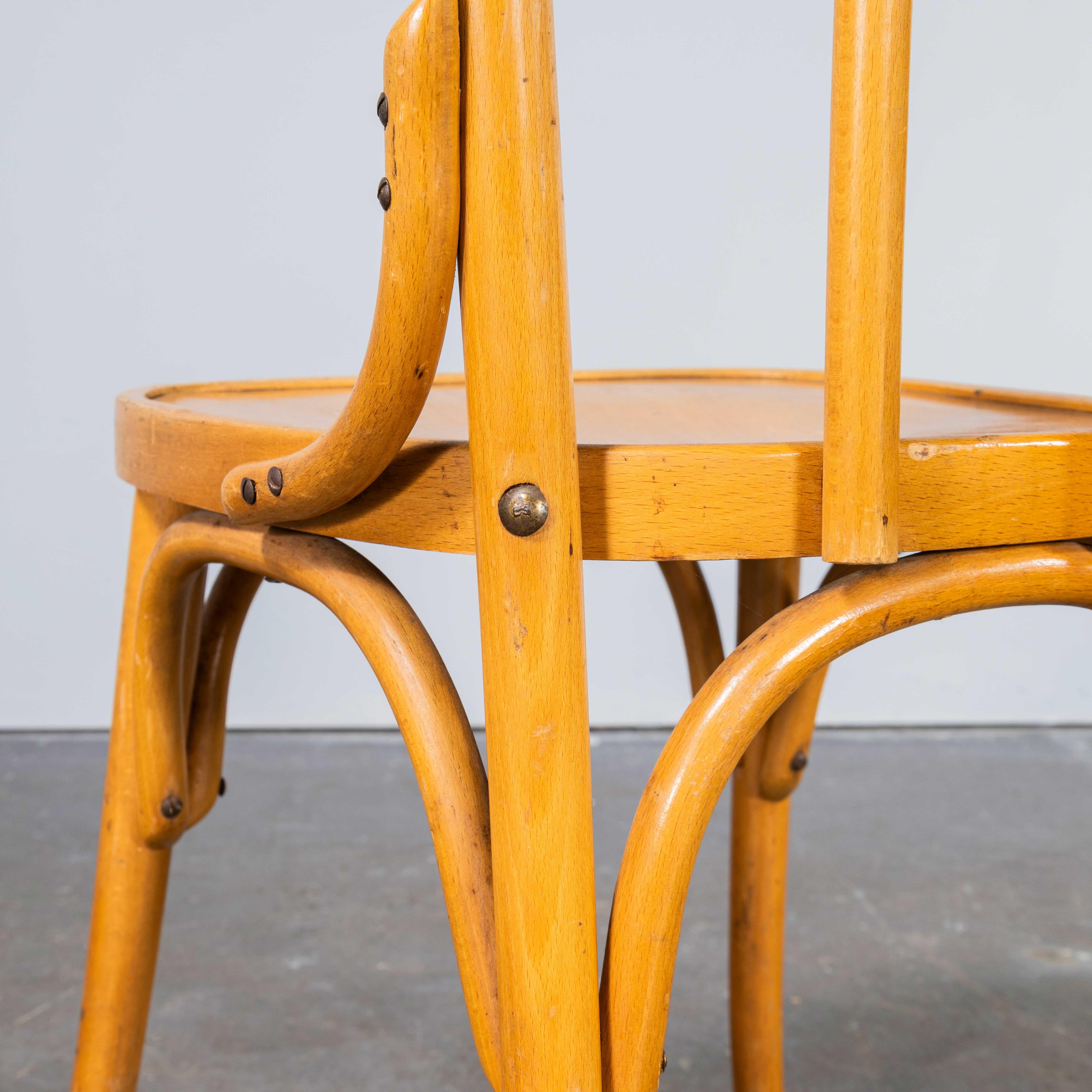 1960's  Sedia da pranzo semplice con schienale classico in bengala biondo - Set di tre
Sedia da pranzo bionda in bengala con schienale classico degli anni '60 - Set di tre. Set di tre sedie classiche in legno curvato di buona qualità con un design