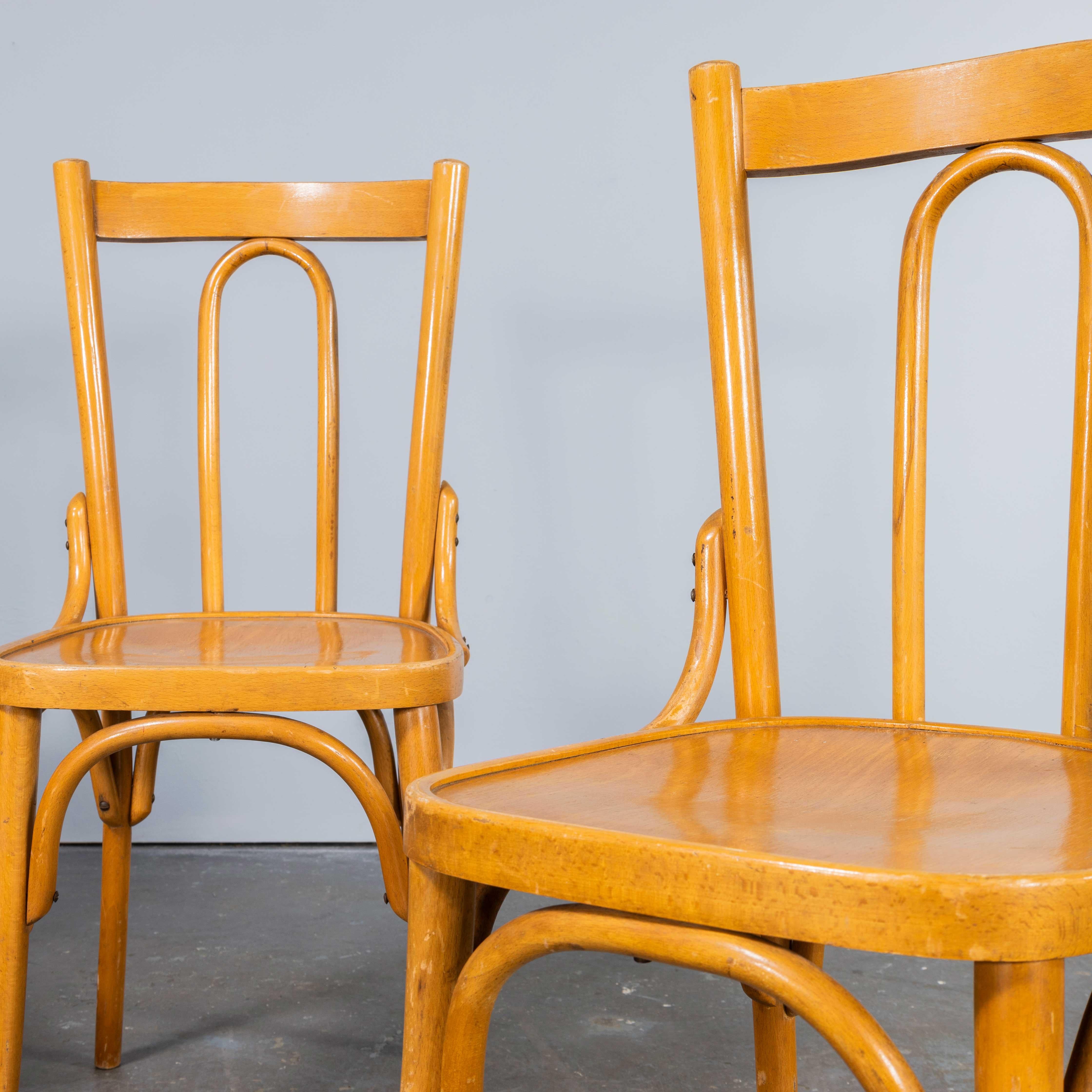 Europeo 1960's  Sedia da pranzo semplice con schienale classico in bengala biondo - Set di tre in vendita