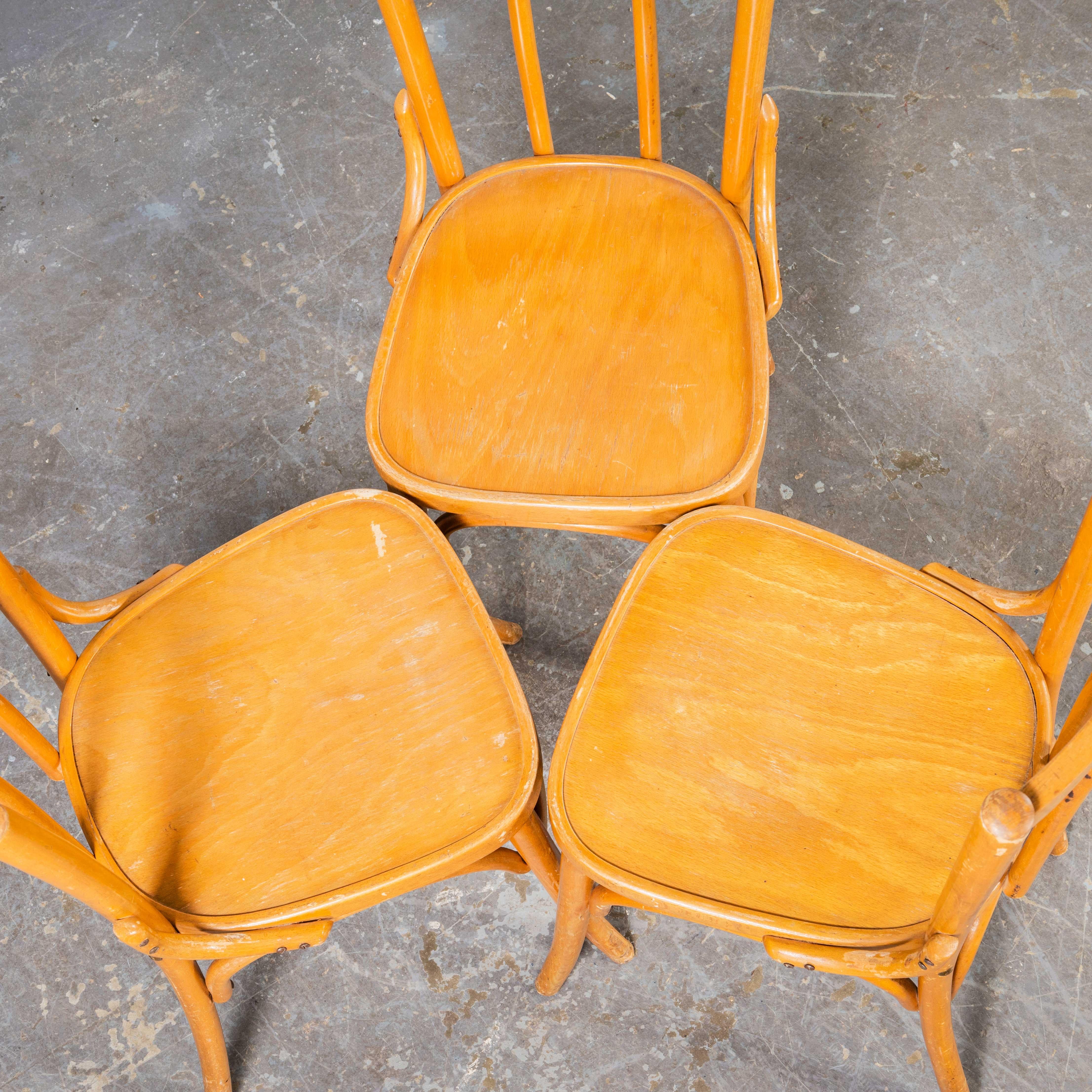 Metà XX secolo 1960's  Sedia da pranzo semplice con schienale classico in bengala biondo - Set di tre in vendita