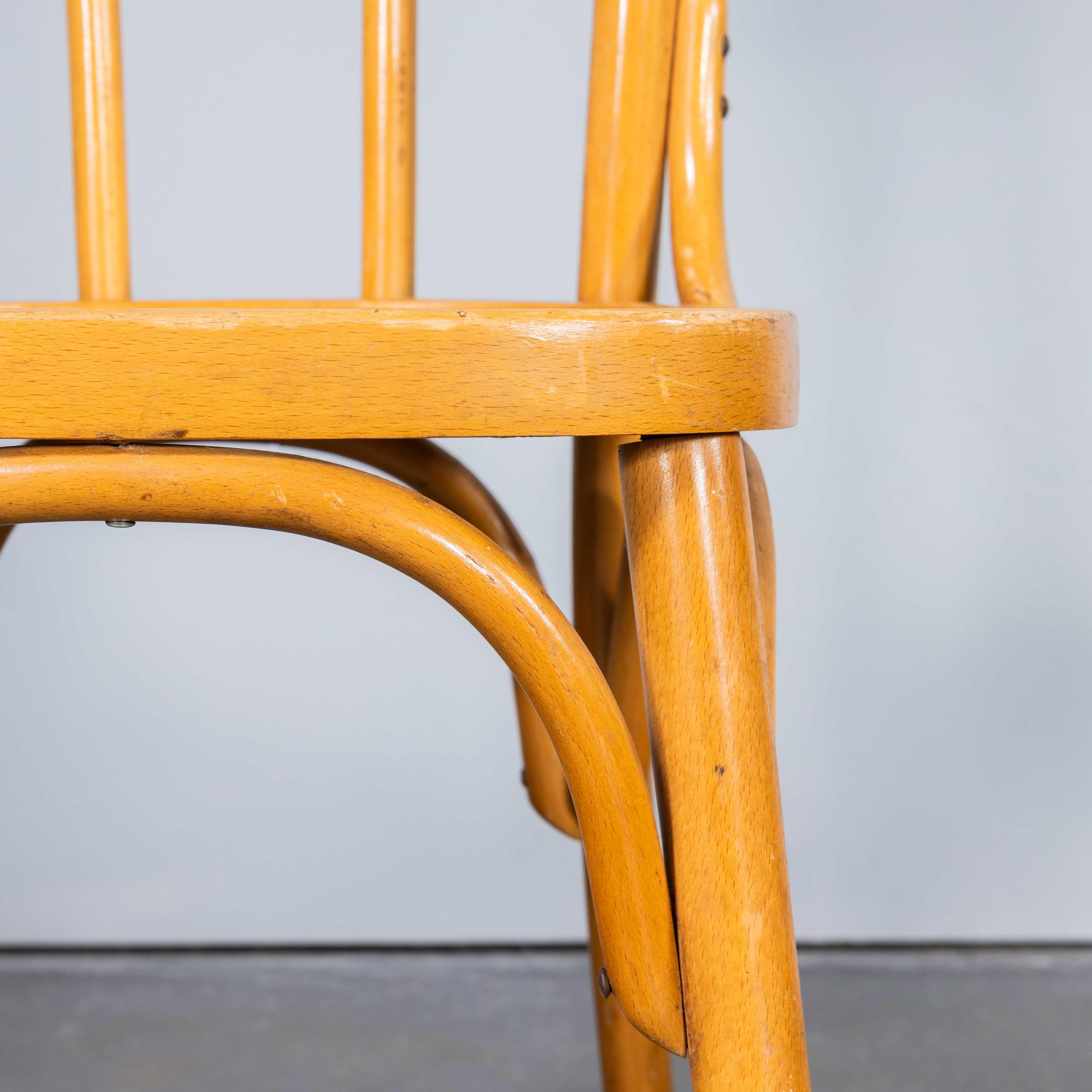 Legno curvato 1960's  Sedia da pranzo semplice con schienale classico in bengala biondo - Set di tre in vendita