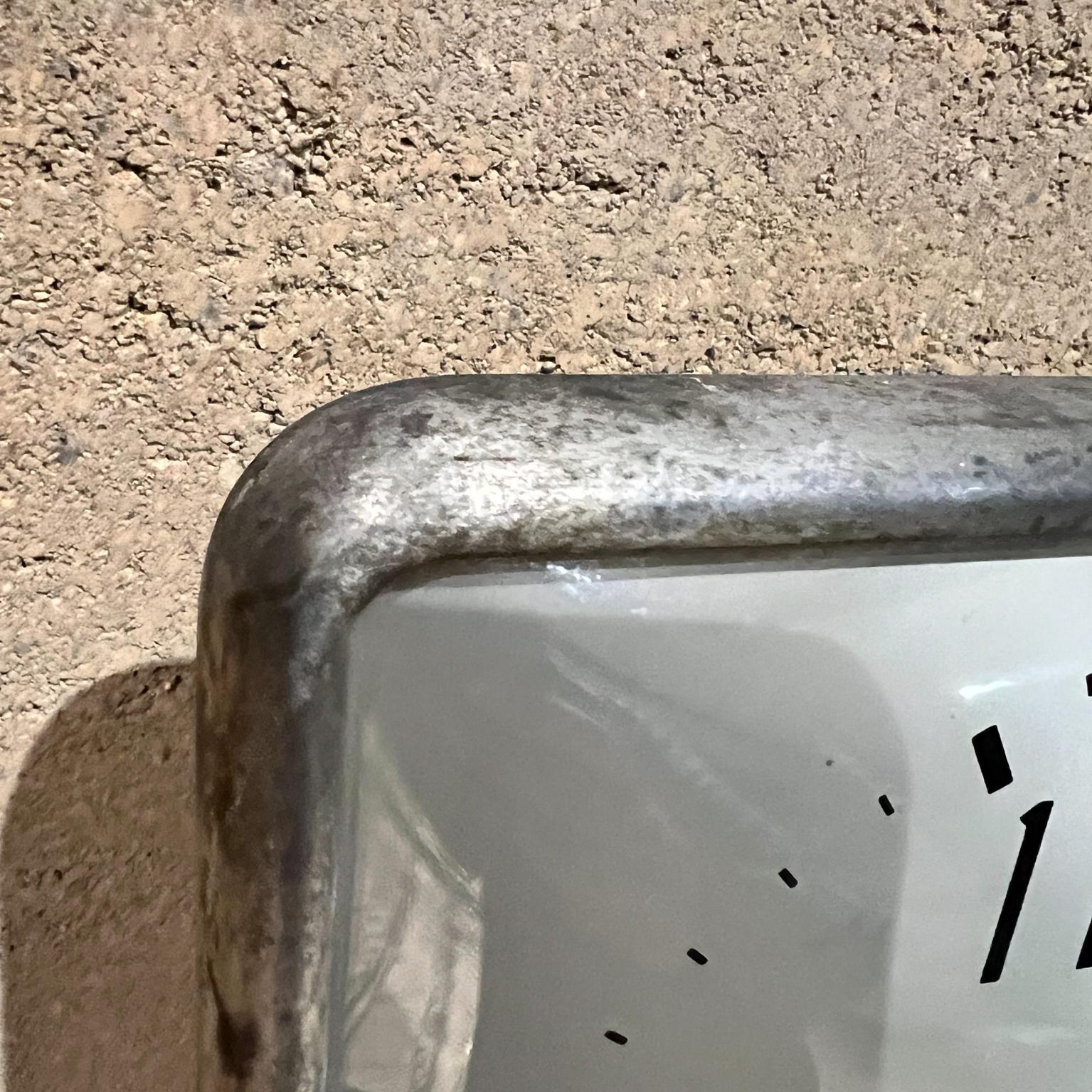 1960s Simplex Electric School Wall Clock In Good Condition For Sale In Chula Vista, CA