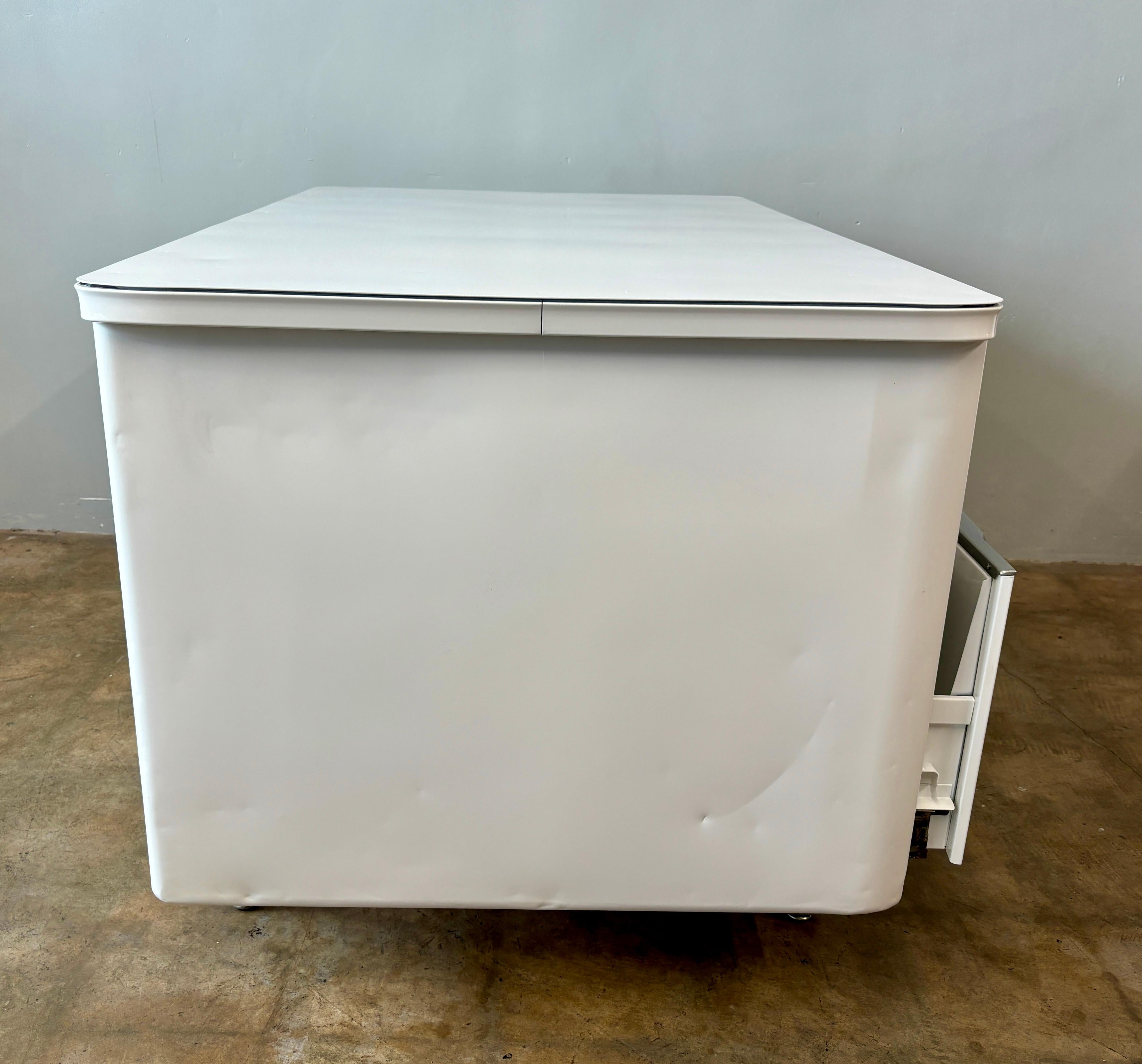 1960s Single Pedestal Steel Tanker Desk refinish in Gloss White In Good Condition In Alhambra, CA