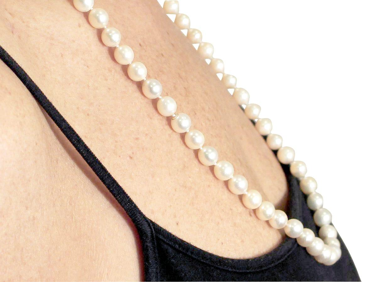 Collana a filo singolo in oro bianco con perle coltivate e smeraldi degli anni '60 in vendita 4