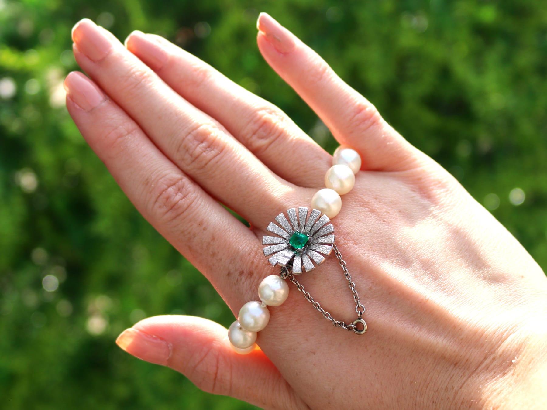 Una raffinata e imponente collana vintage di perle coltivate a filo singolo con uno smeraldo da 0,48 carati e chiusura in oro bianco da 18 carati; fa parte delle nostre diverse collezioni di gioielli.

Questa impressionante collana vintage di perle