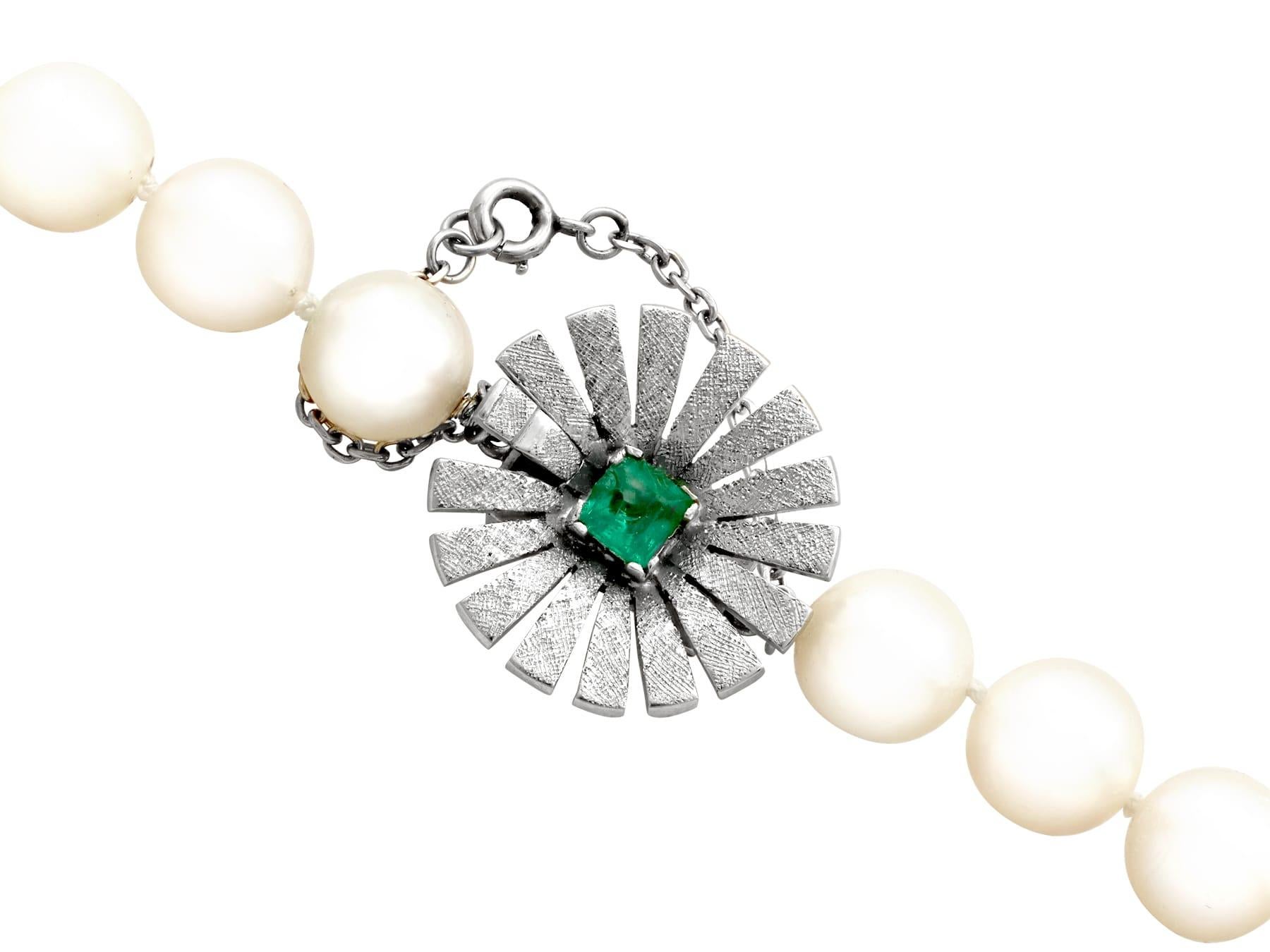 Cabochon Collana a filo singolo in oro bianco con perle coltivate e smeraldi degli anni '60 in vendita