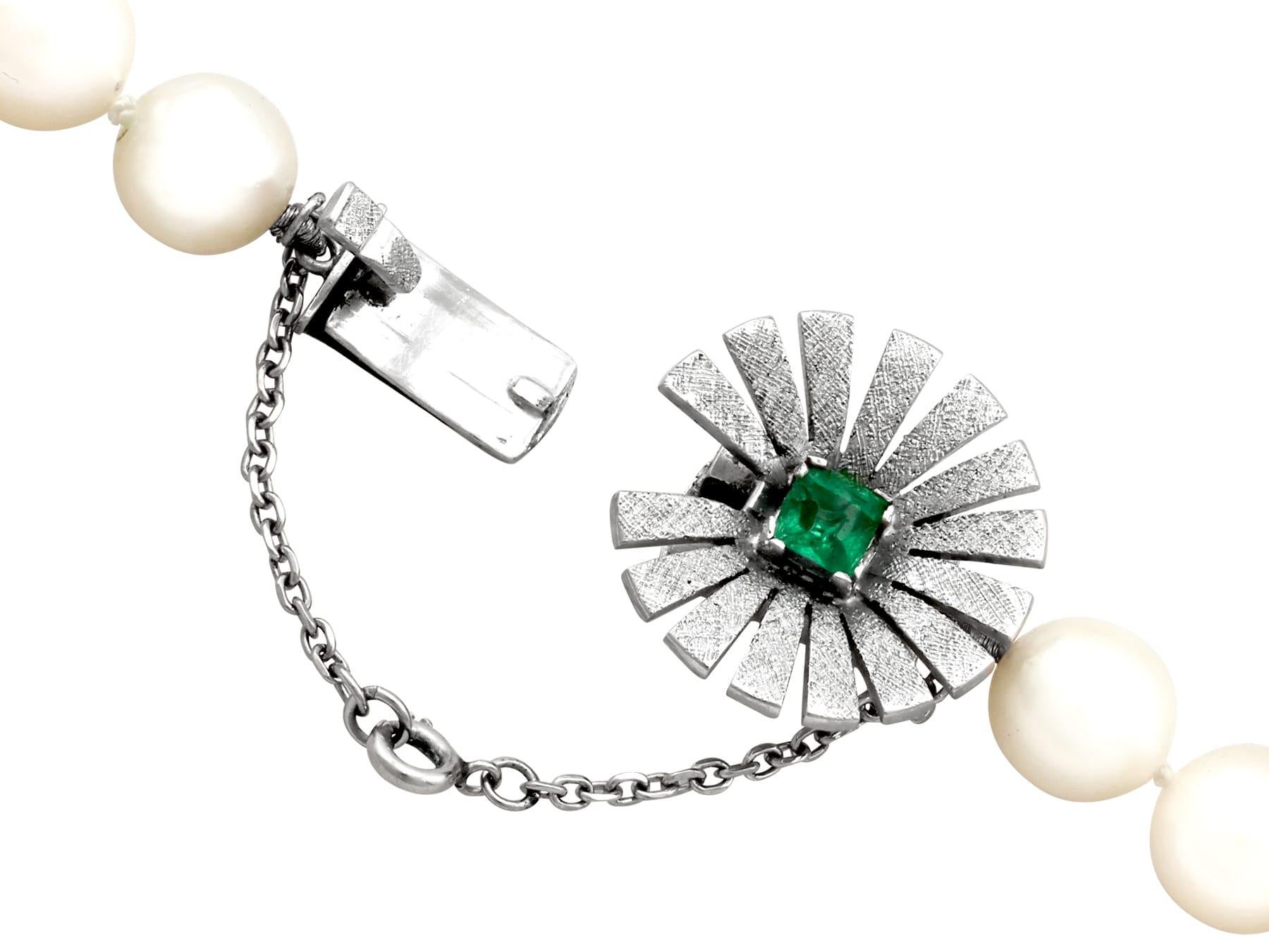 Collana a filo singolo in oro bianco con perle coltivate e smeraldi degli anni '60 In condizioni buone in vendita a Jesmond, Newcastle Upon Tyne