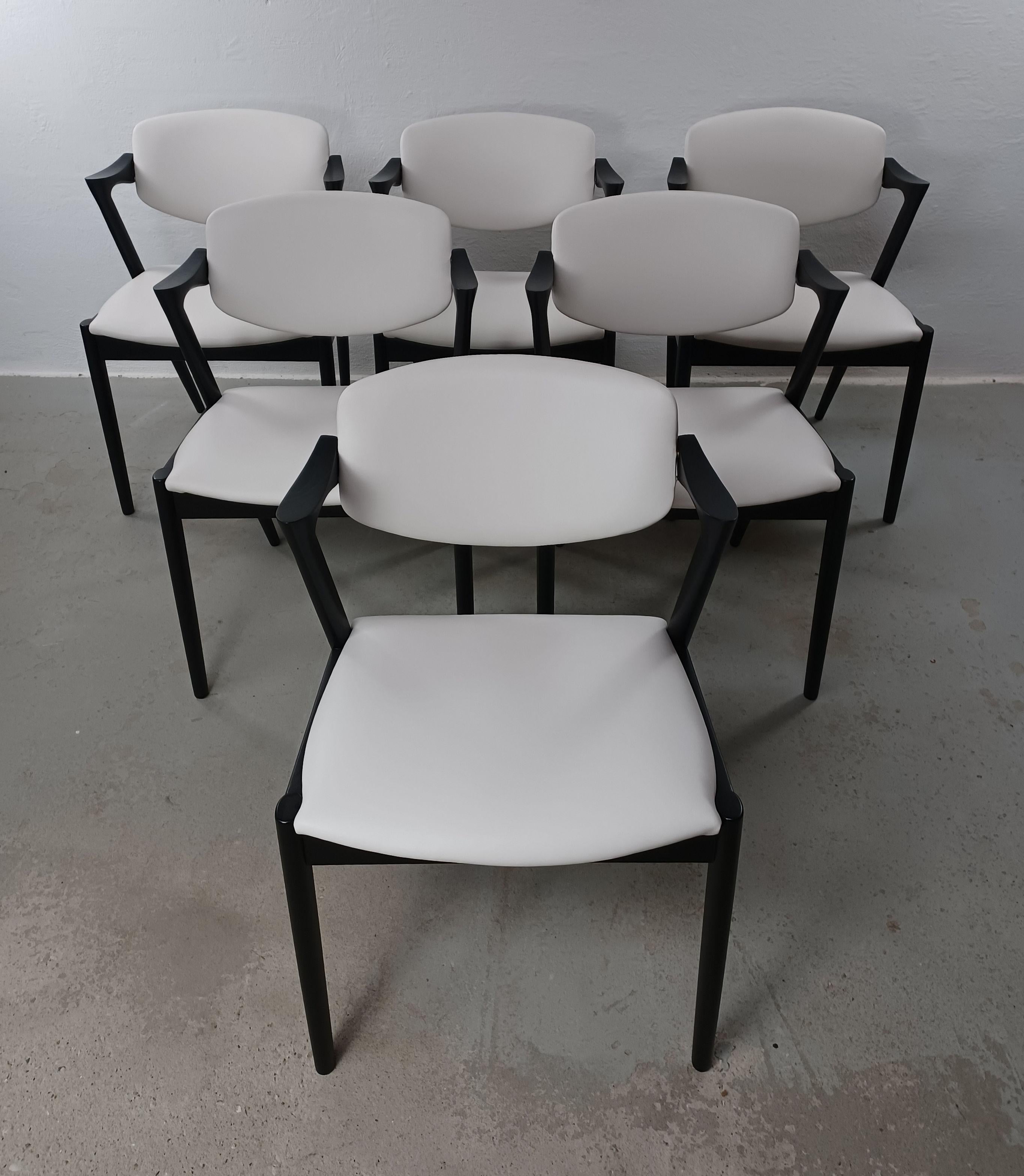 6 komplett restaurierte Eichenstühle Modell 42, schwarz lackiert, mit drehbaren Rückenlehnen von Kai Kristiansen für Schous Møbelfabrik, inkl. Polsterung nach Maß.

Die Stühle haben Kai Kristiansens typisches leichtes und elegantes Design, mit dem
