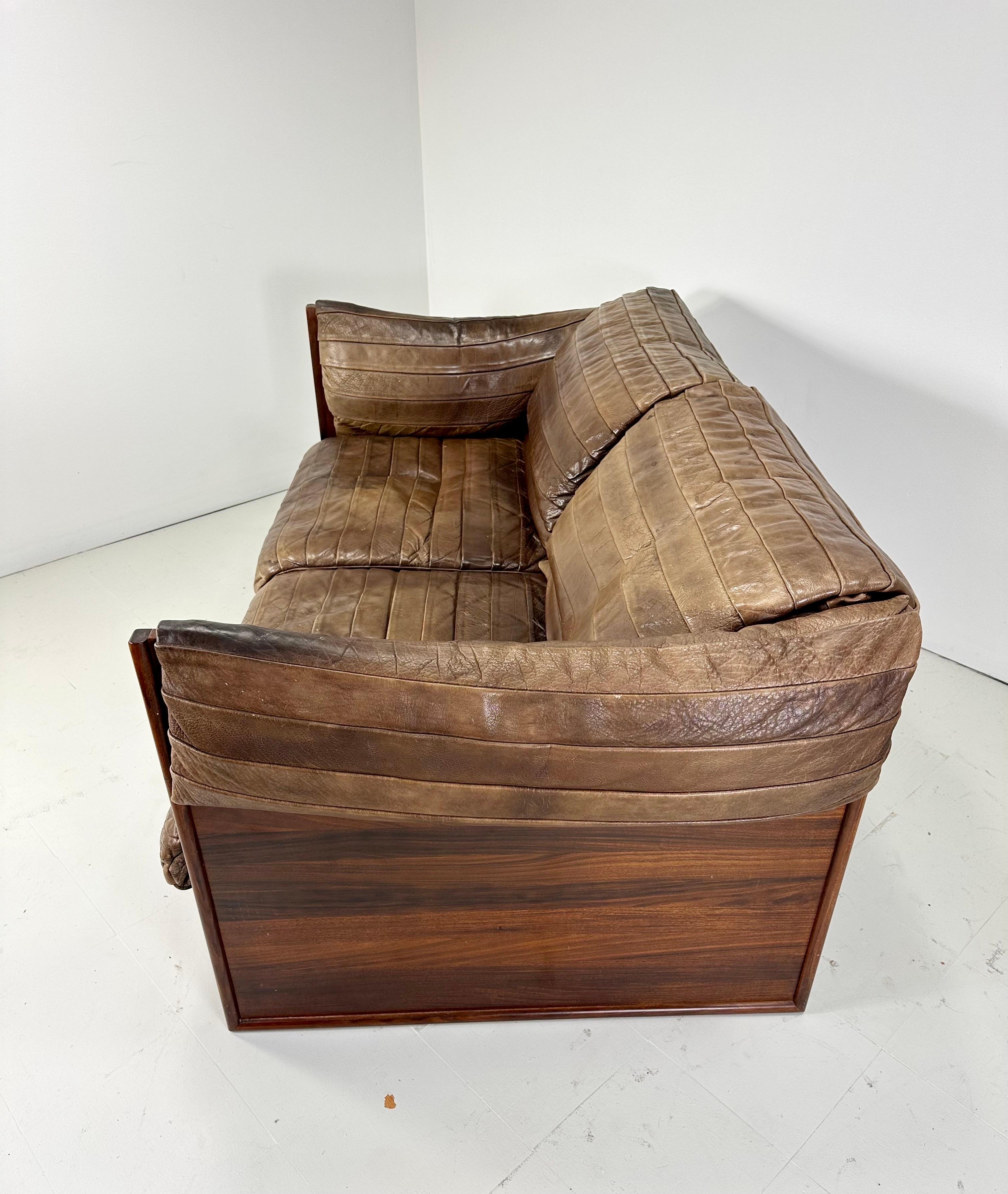 Skipper Mobler Rosewood Box settee. mit hochwertigem Buffalo Leder. Einzigartige Kissendesigns sorgen für ein wunderbares Design und hervorragenden Komfort. Dänemark, 1960er Jahre  Auch ein Sofa in voller Länge ist verfügbar.

Lieferung in den
