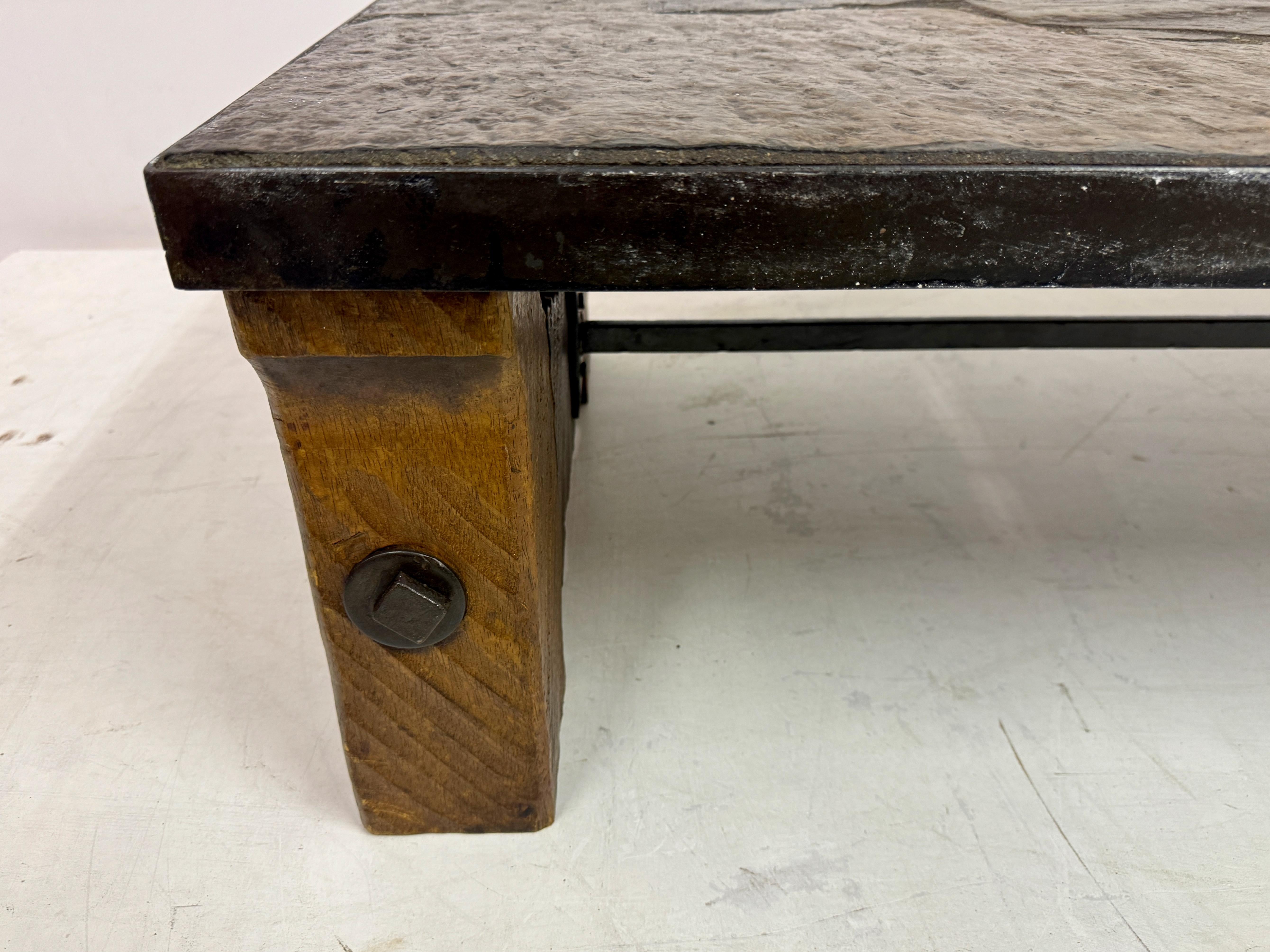 Fer Table basse brutaliste en ardoise, béton et Oak des années 1960 en vente