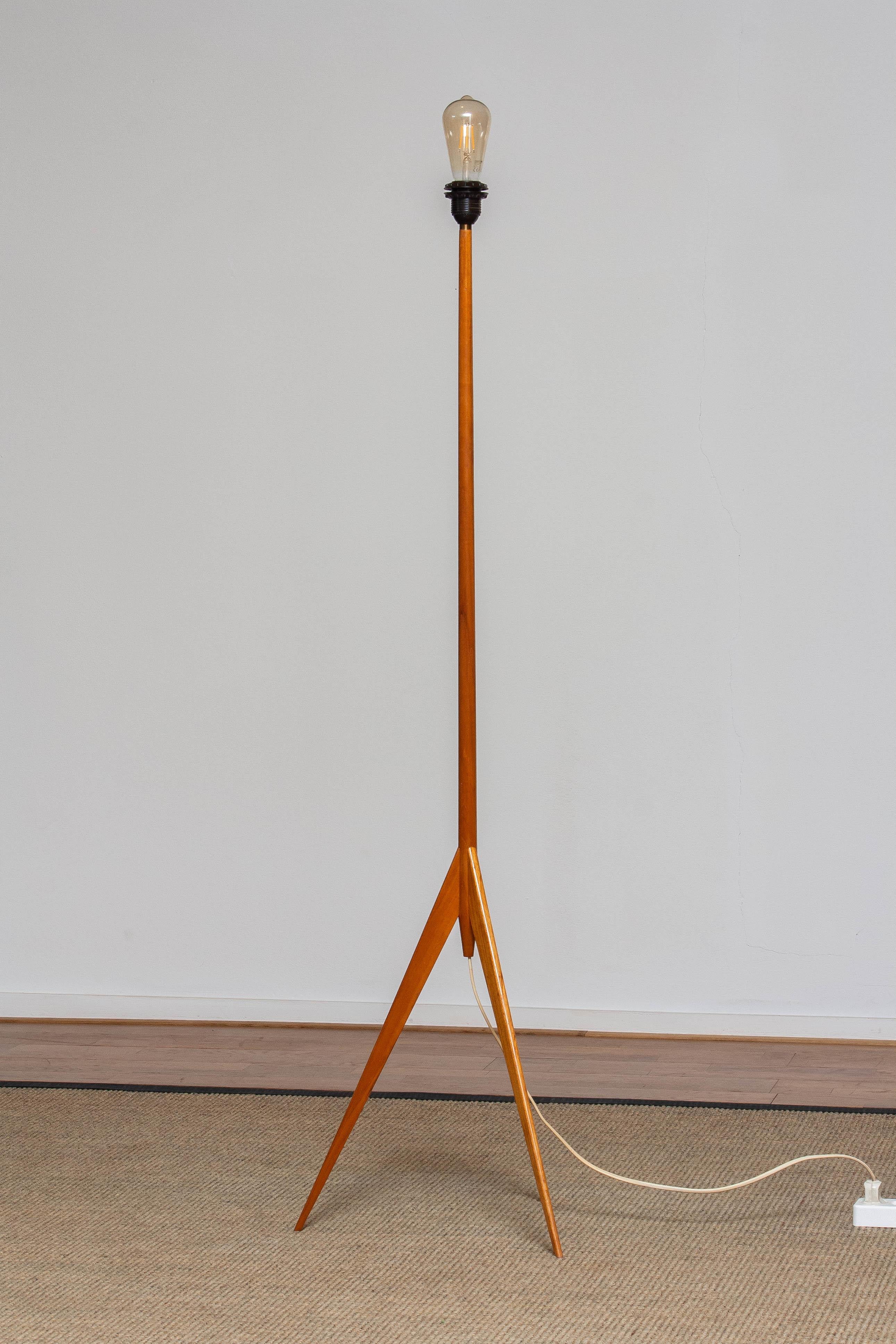 1960s Slim and Tall Scandinavian Teak Tripot Floor Lamp by Luxus from Sweden In Good Condition For Sale In Silvolde, Gelderland