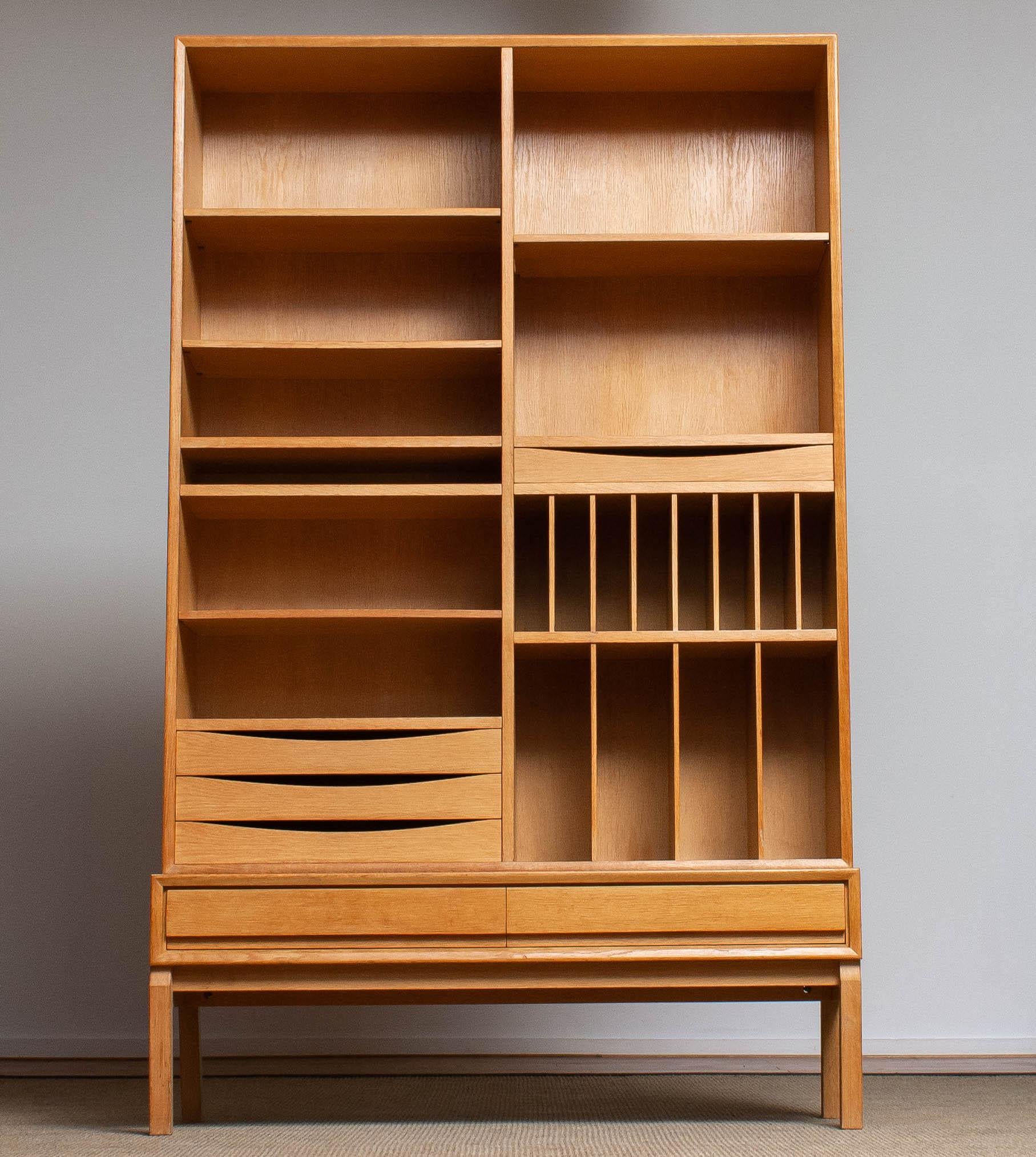 Beautiful and good quality bookcase in white oak designed by Marian Grabinsky for Ikea in 1962.
The lower board has two drawers in oak and the top has four oak drawers and four adjustable shelfs also in oak.
Overall in good condition.