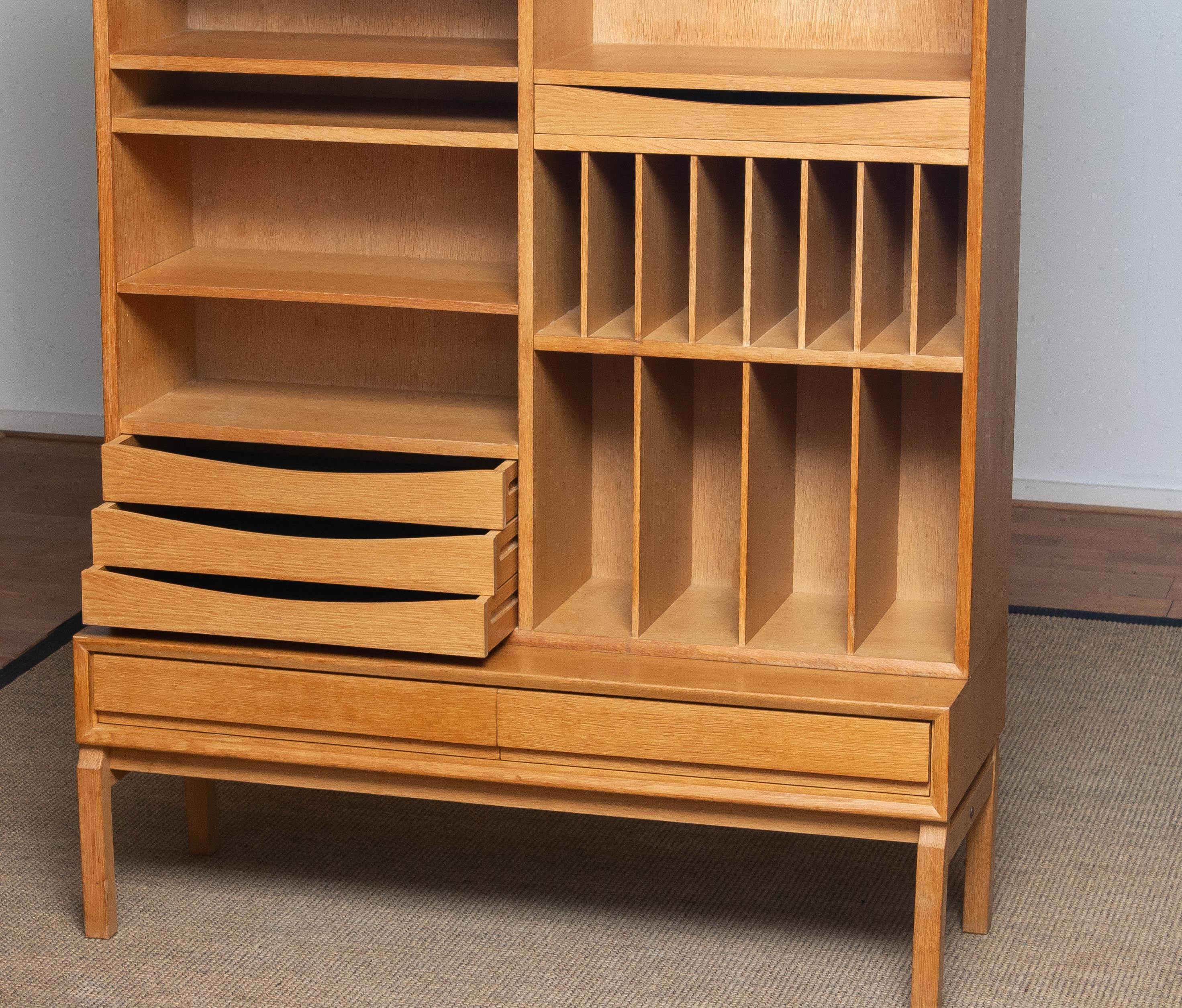 1960's Slim White Oak Swedish Bookcase / Cabinet by Marian Grabinsky In Good Condition In Silvolde, Gelderland