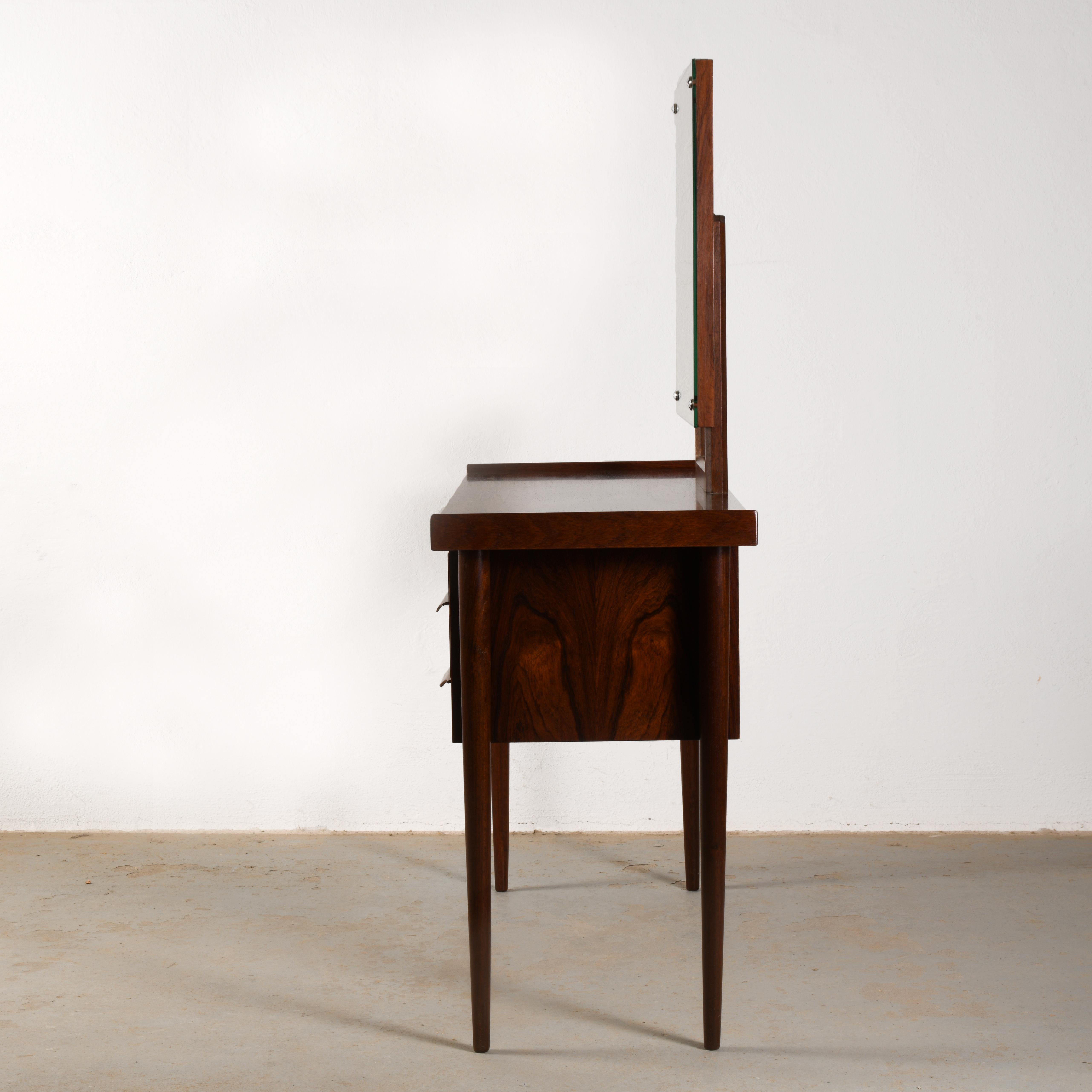 Pequeña y elegante mesa de tocador de palisandro de los años 60 totalmente restaurada y en excelente estado Escandinavo moderno en venta