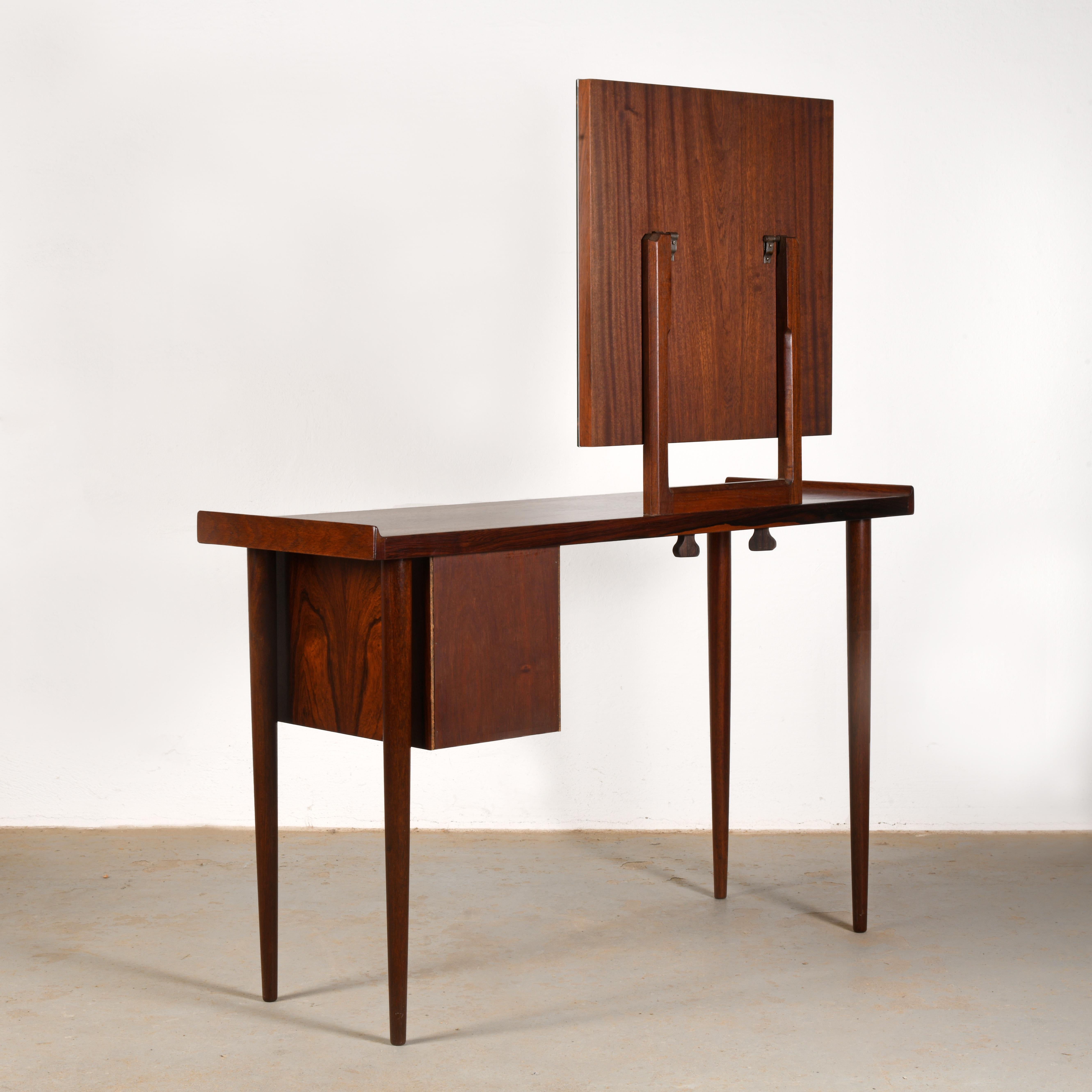 Peque�ña y elegante mesa de tocador de palisandro de los años 60 totalmente restaurada y en excelente estado Danés en venta