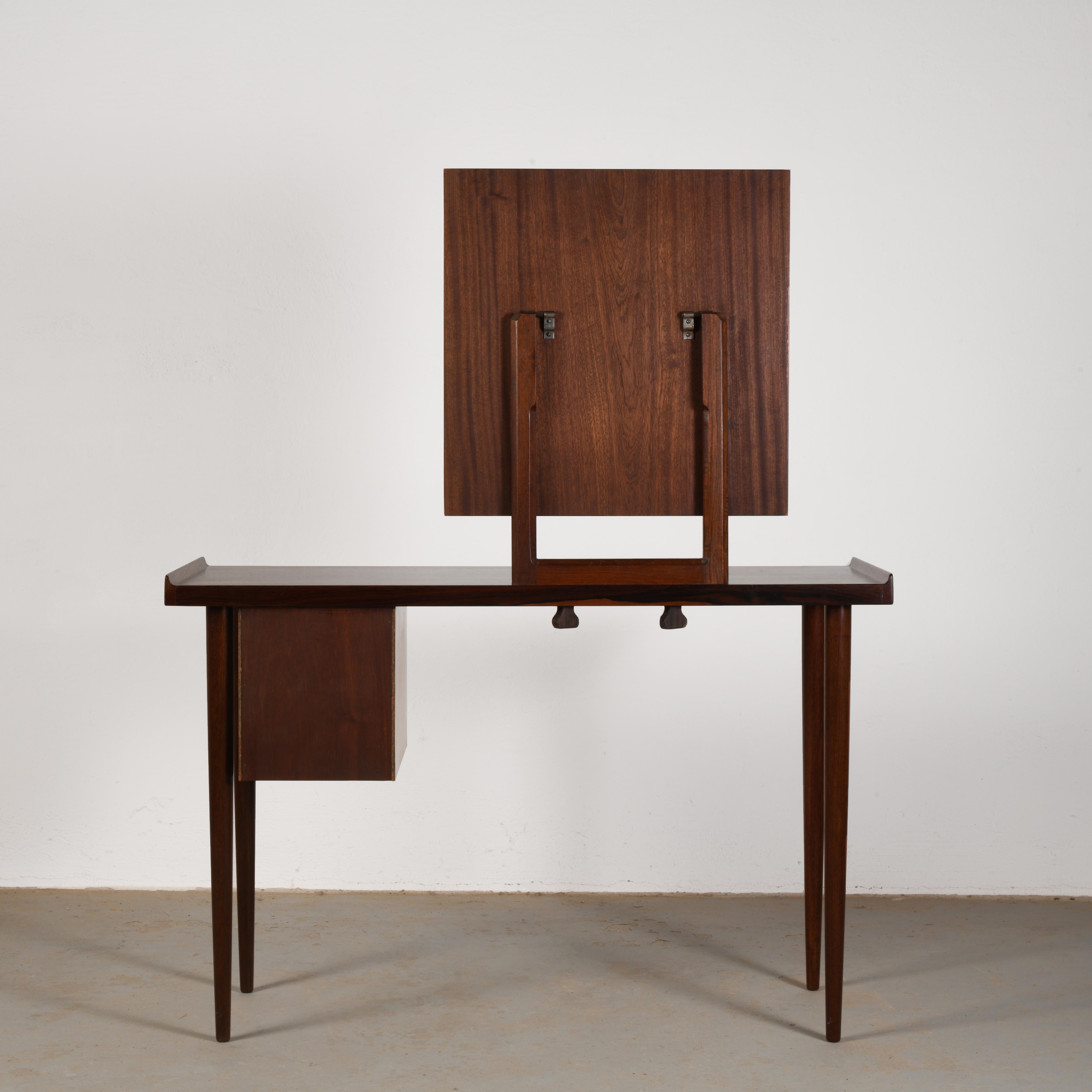 Pequeña y elegante mesa de tocador de palisandro de los años 60 totalmente restaurada y en excelente estado en Excelente estado para la venta en Knebel, DK